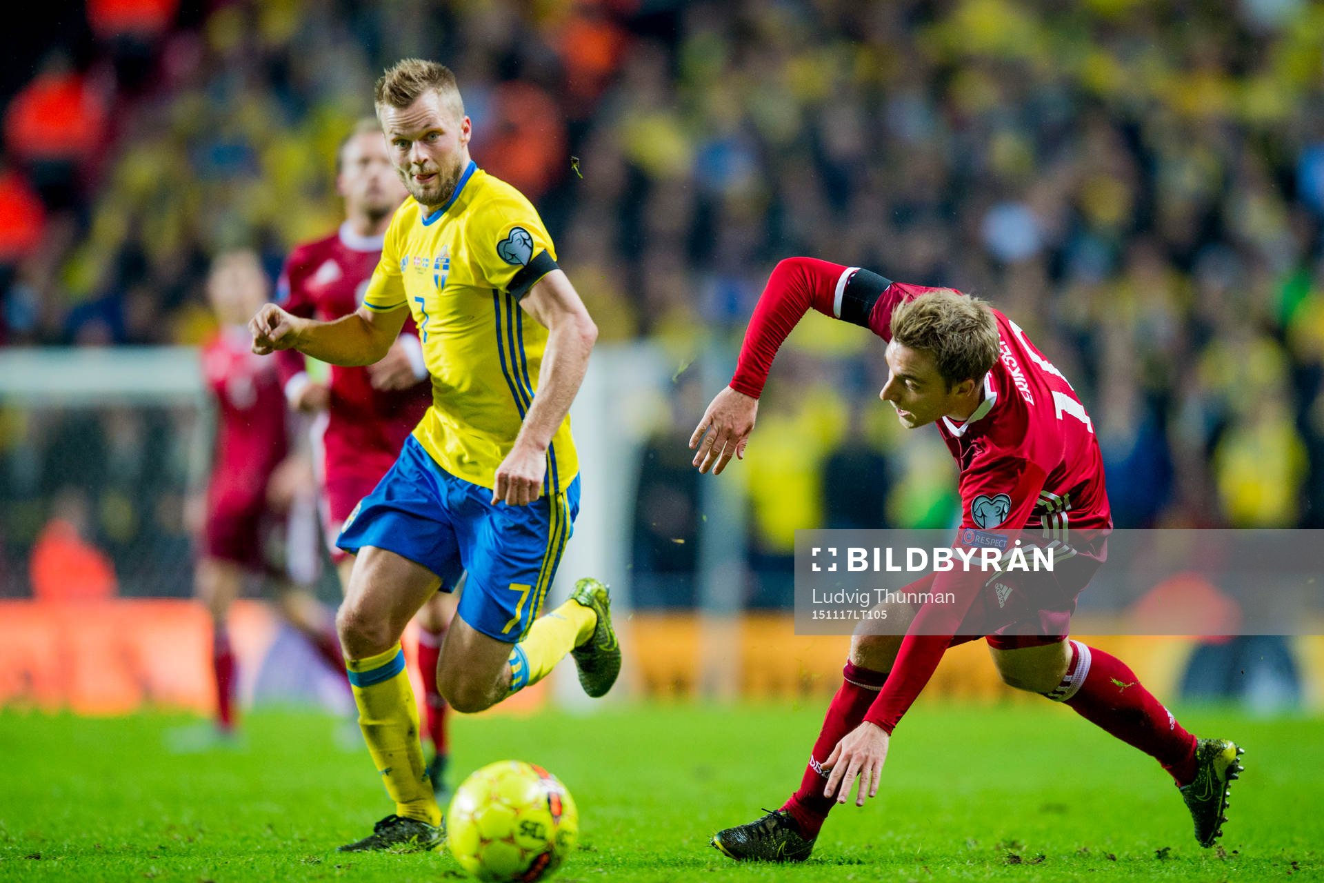 Sveriges Sebastian Larsson och Danmarks Christian Eriksen under fotbollsmatchen i EM-kvalets playoff mellan Danmark och Sverige den 17 november 2015 i Köpenhamn.