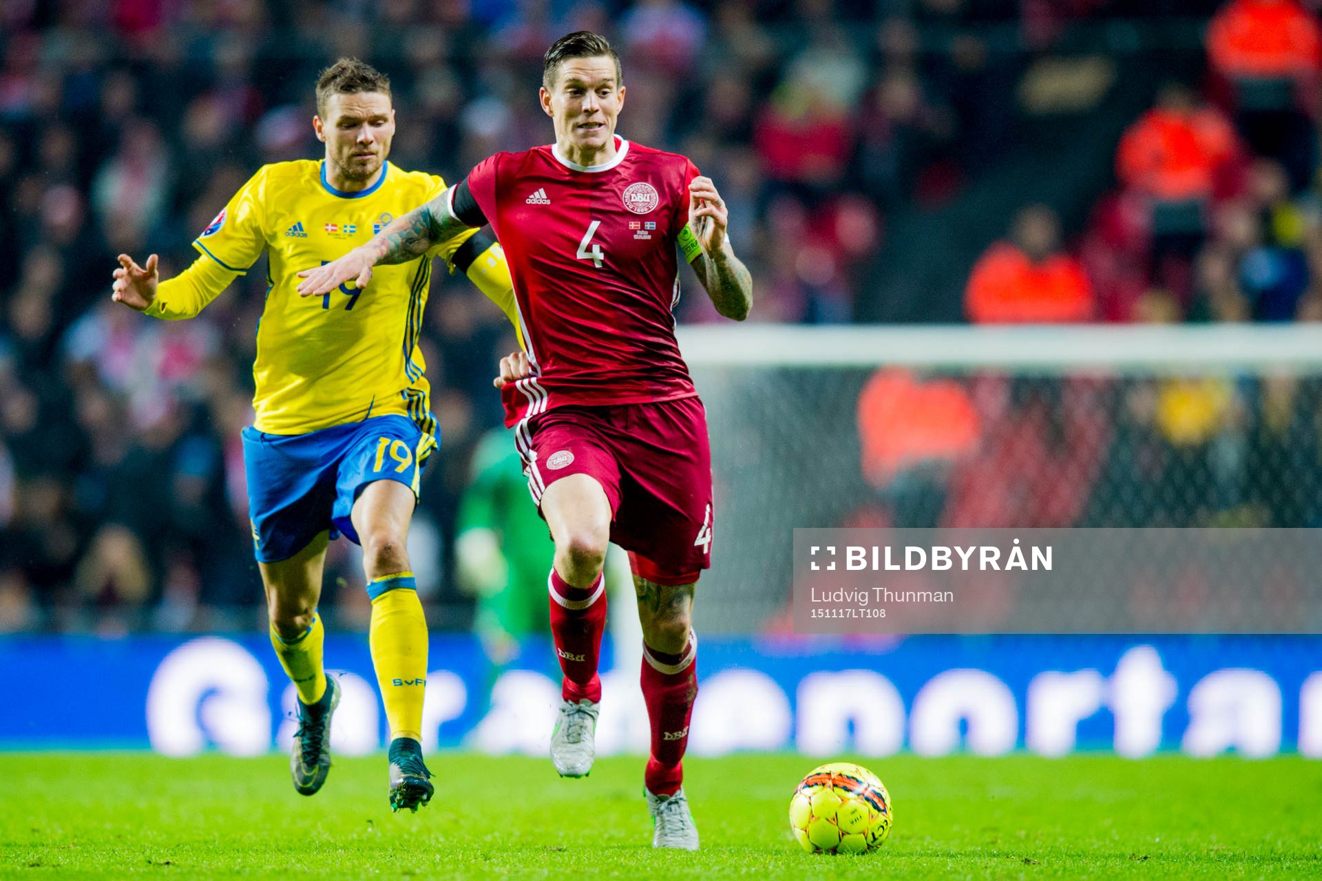 Sveriges Marcus Berg jagar Danmarks Daniel Agger