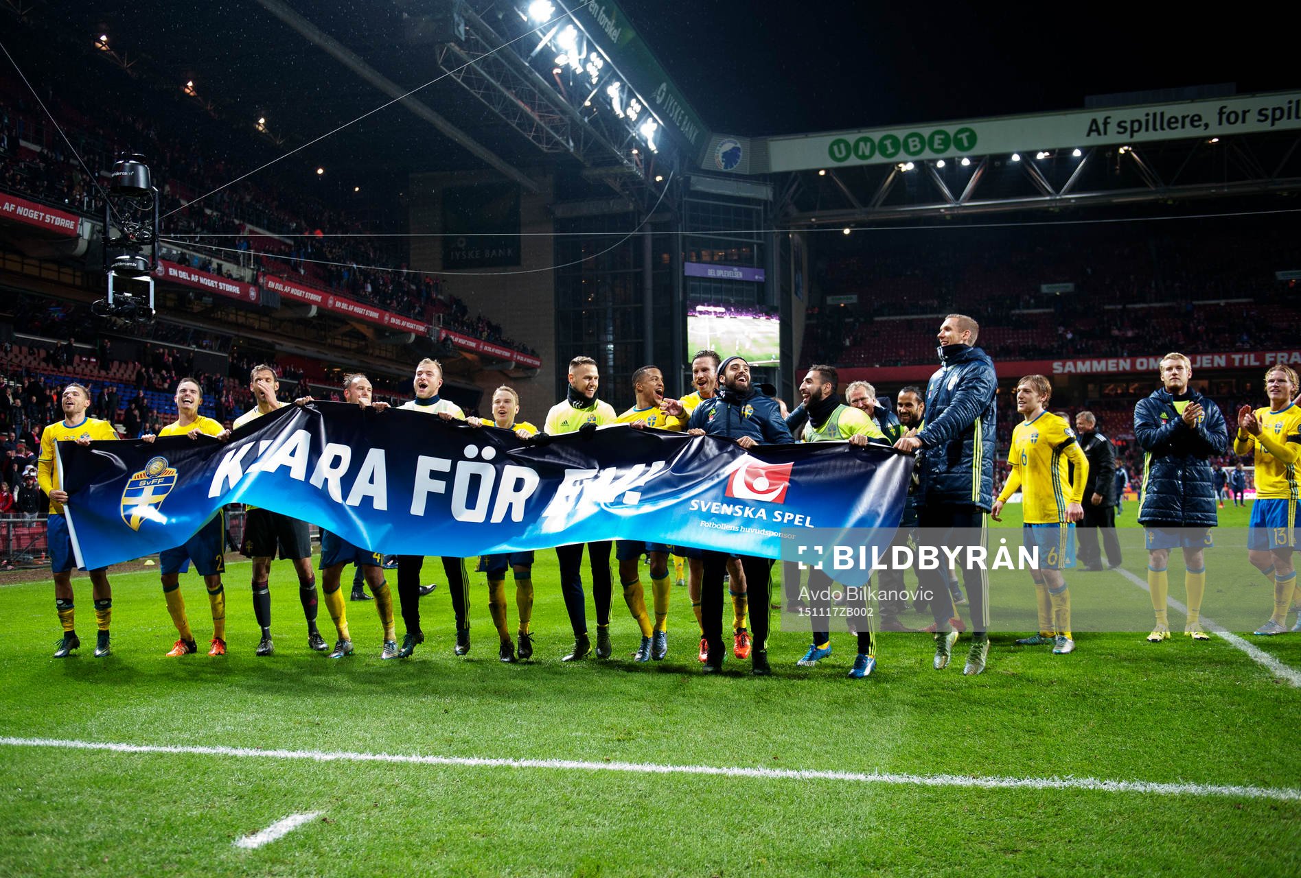 Sveriges spelare jublar och håller i en banderoll med texten Klara för EM efter fotbollsmatchen i EM-kvalets playoff mellan Danmark och Sverige den 17 november 2015 i Köpenhamn.