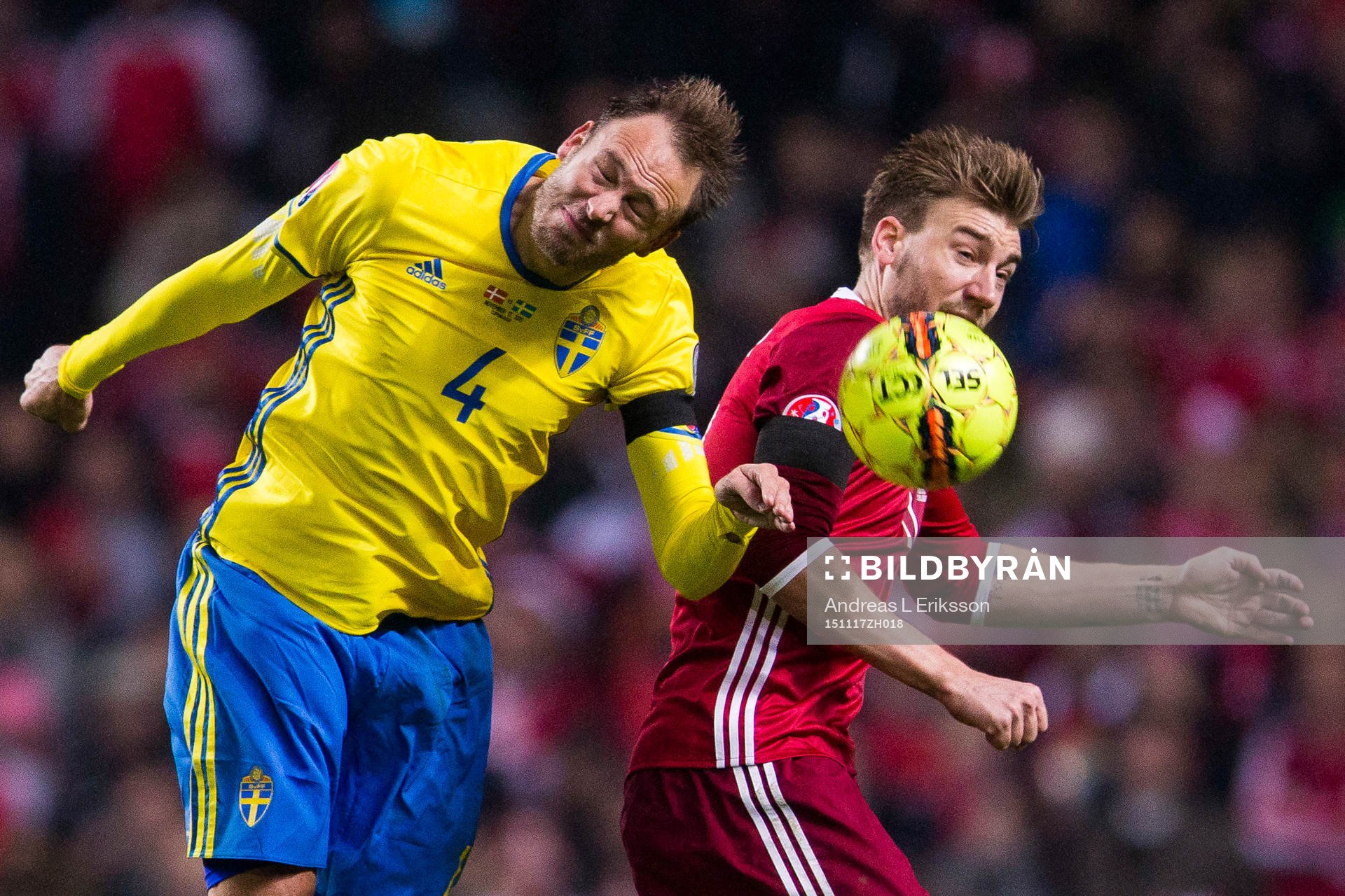 Sveriges Andreas Granqvist i en nickduell med Danmarks