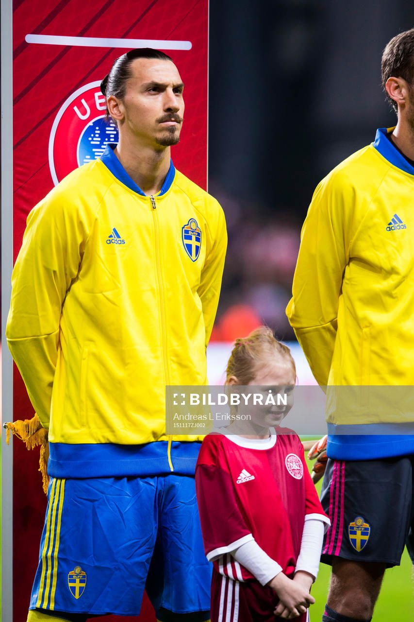 Sveriges Zlatan Ibrahimovic och en knatte