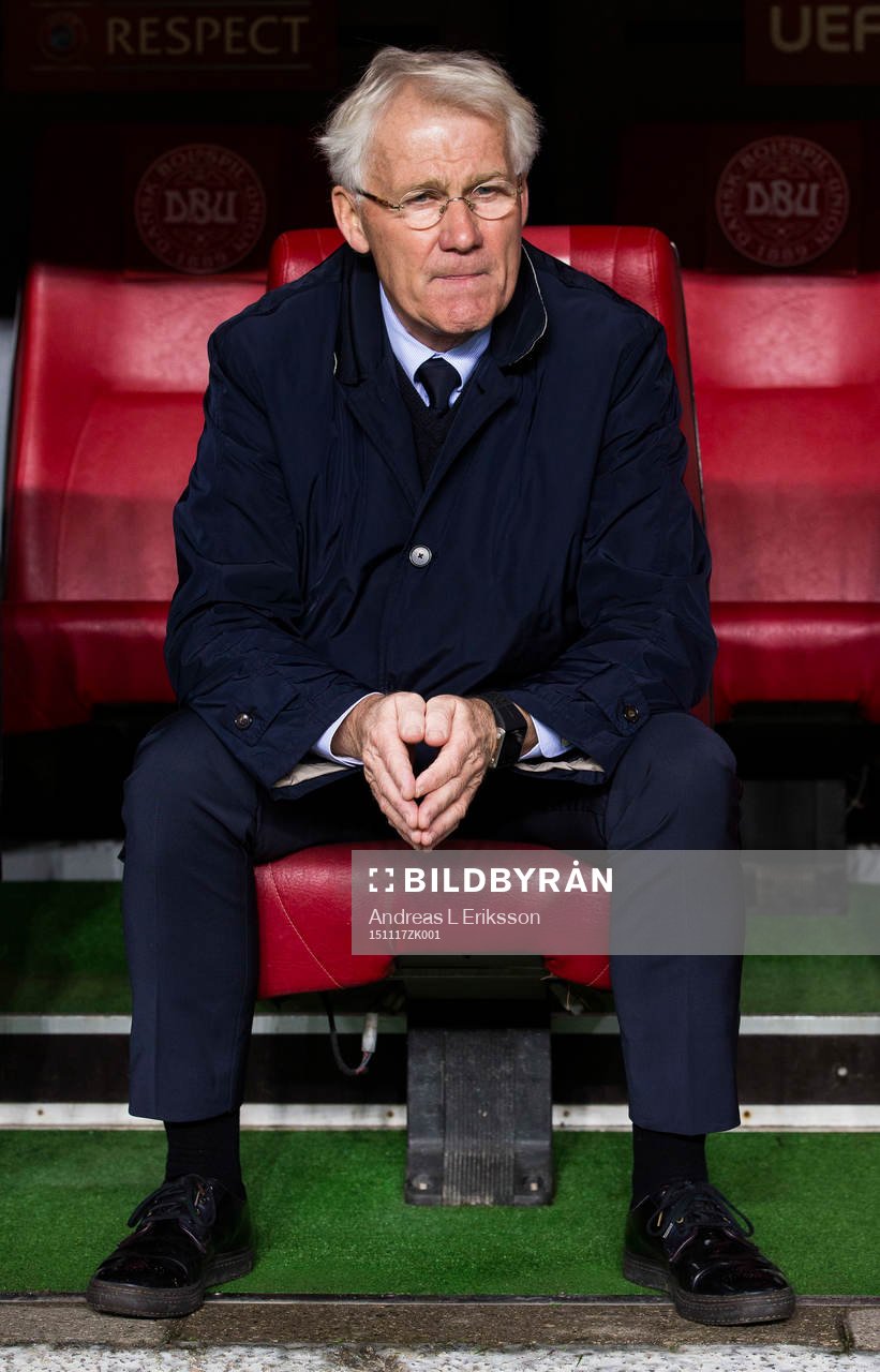 Danmarks förbundskapten Morten Olsen under fotbollsmatchen i EM-kvalets playoff mellan Danmark och Sverige den 17 november 2015 i Köpenhamn.