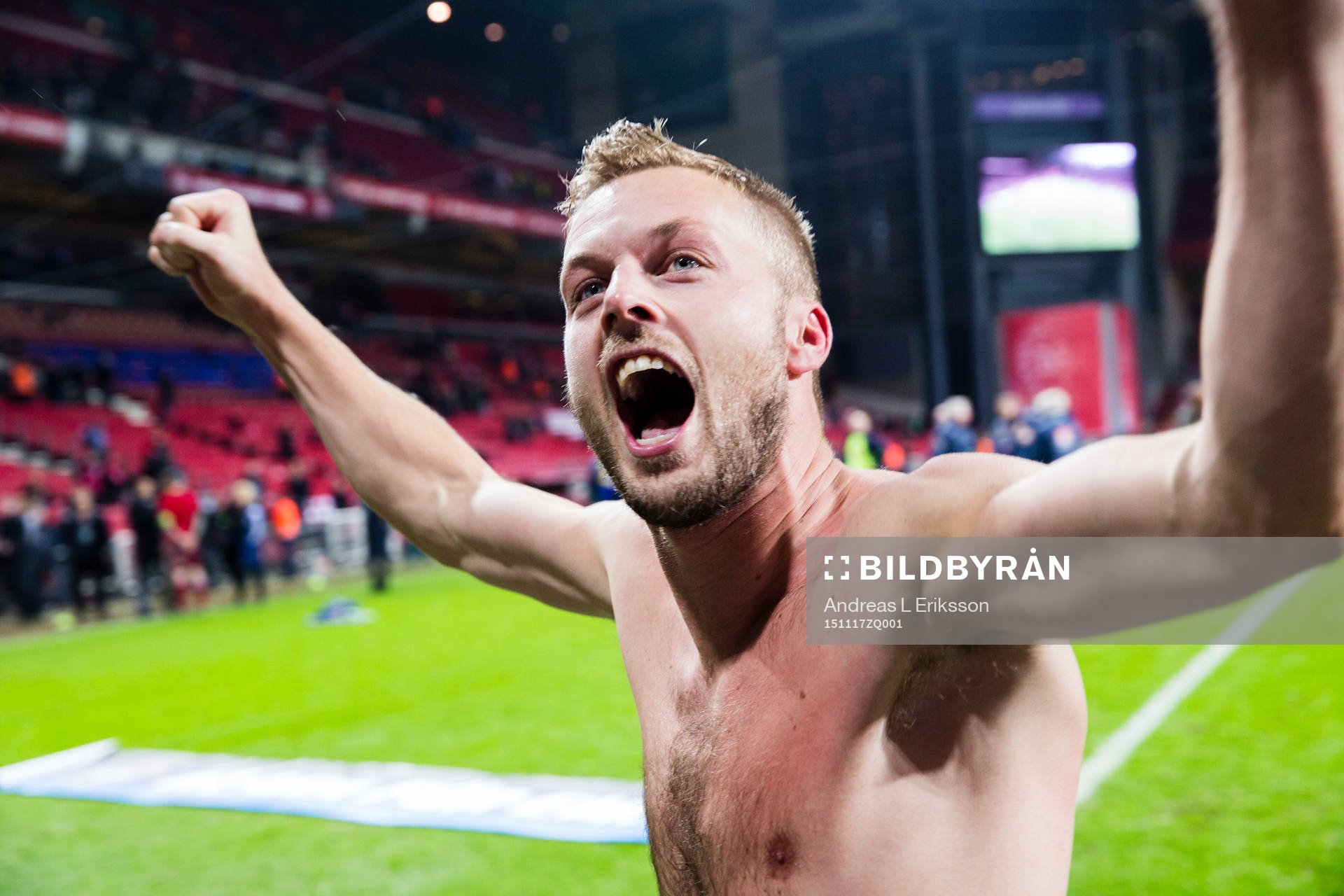 Sveriges Sebastian Larsson jublar med bar överkropp