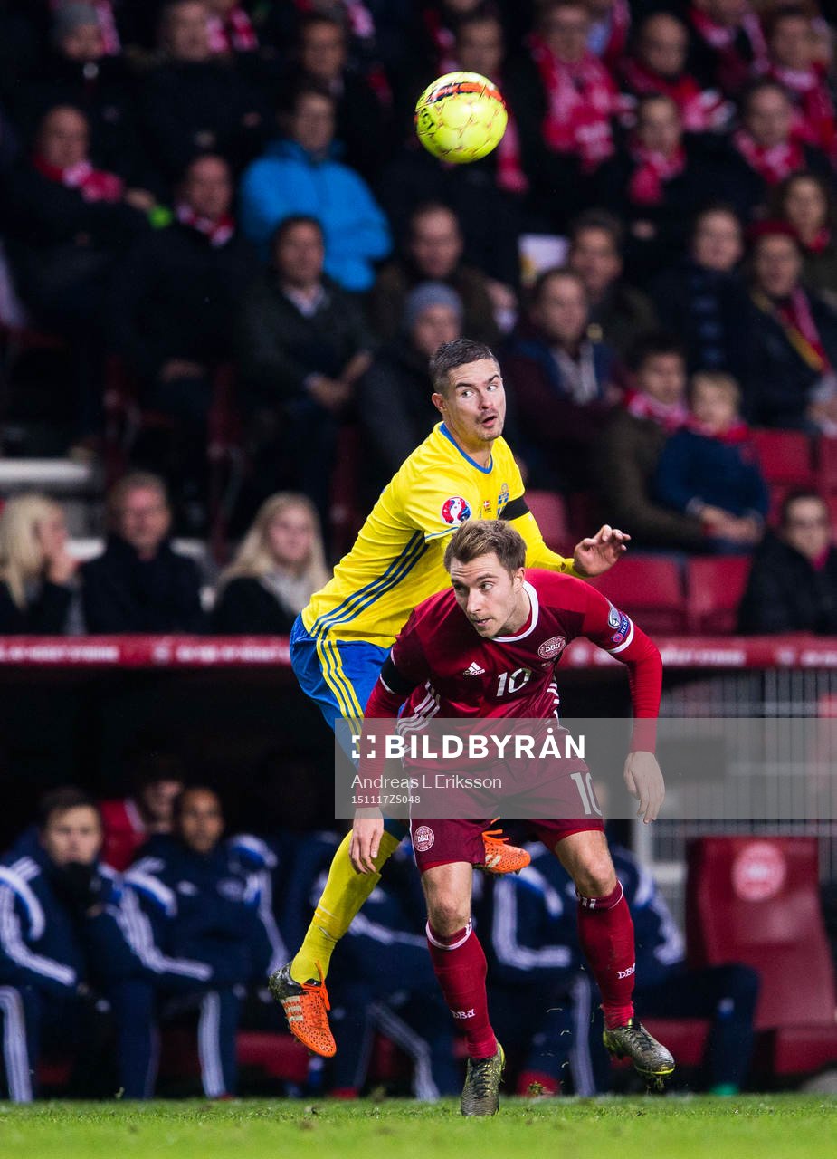 Sveriges Mikael Lustig i en nickduell med Danmarks Christian Eriksen under fotbollsmatchen i EM-kvalets playoff mellan Danmark och Sverige den 17 november 2015 i Köpenhamn.