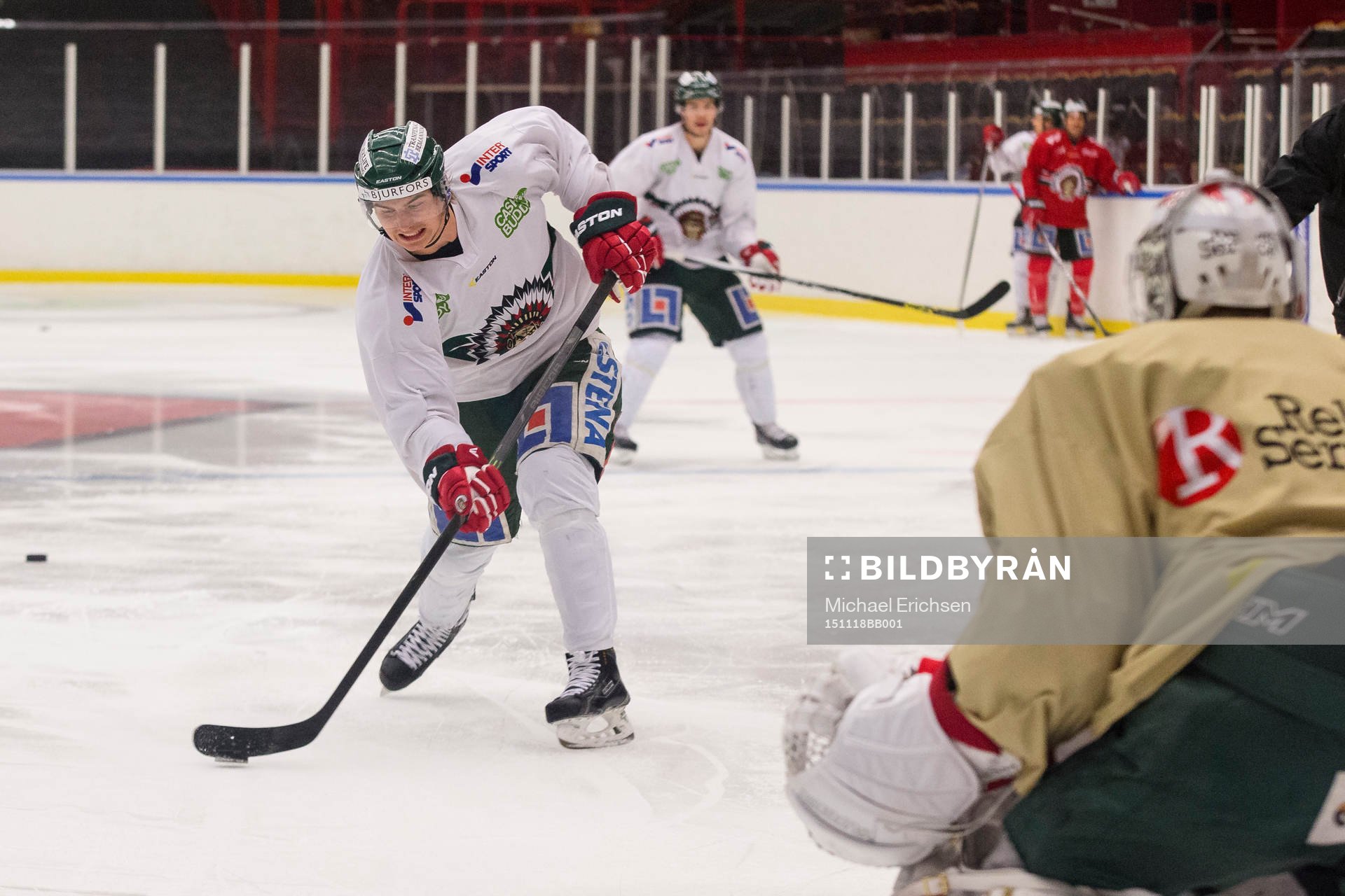 Frölundas Johan Sundström skjuter sönder sin klubba
