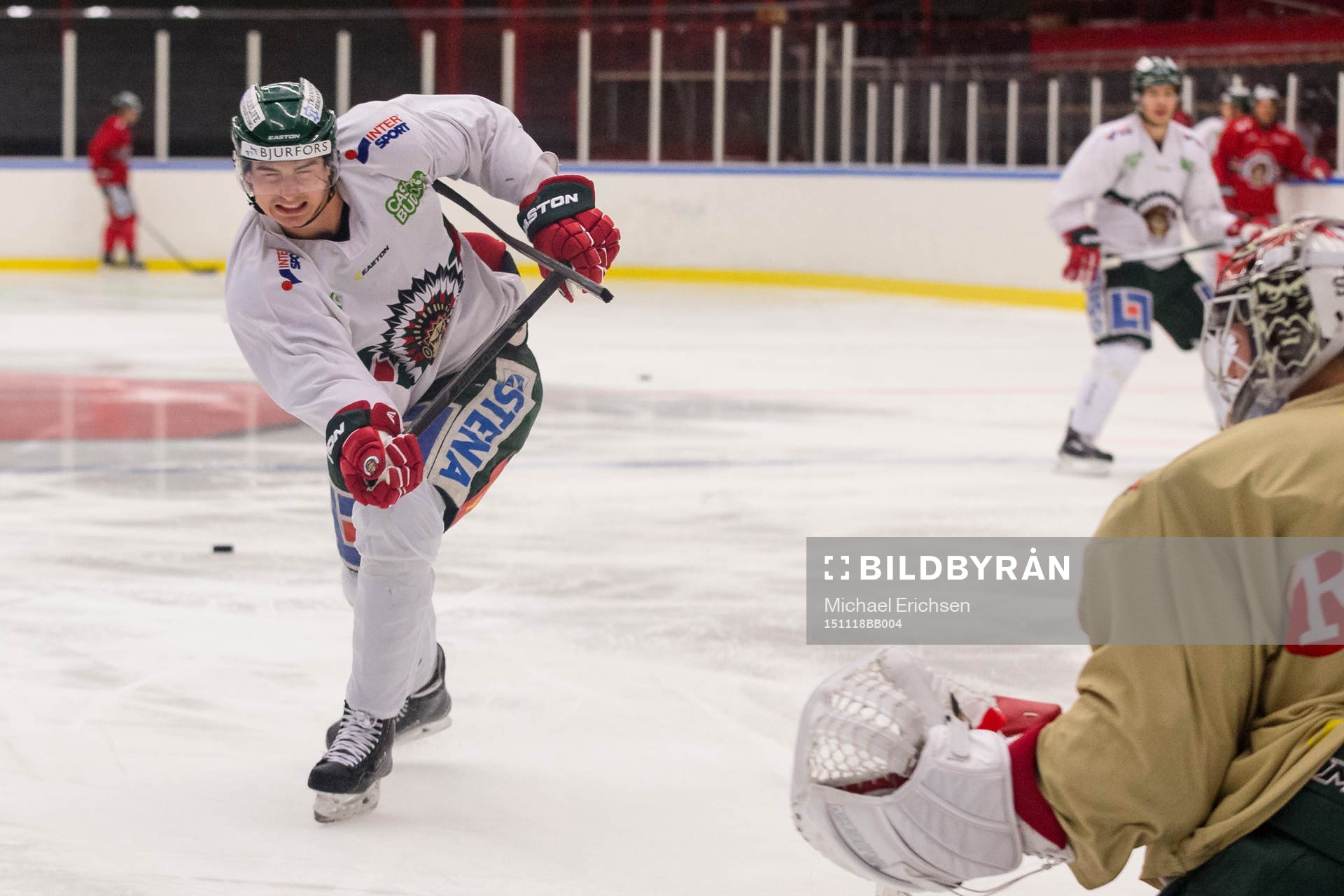 Frölundas Johan Sundström skjuter sönder sin klubba