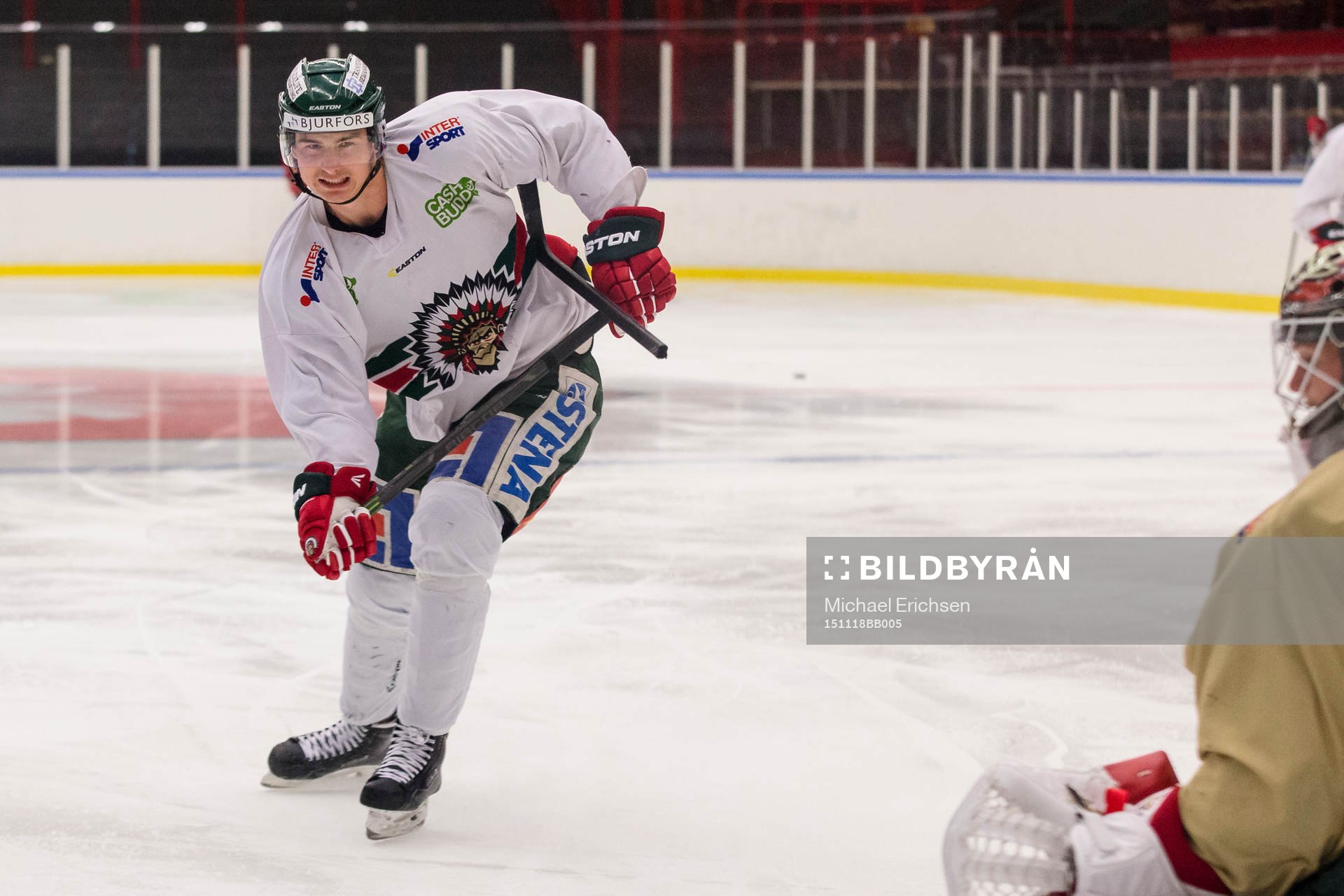 Frölundas Johan Sundström skjuter sönder sin klubba