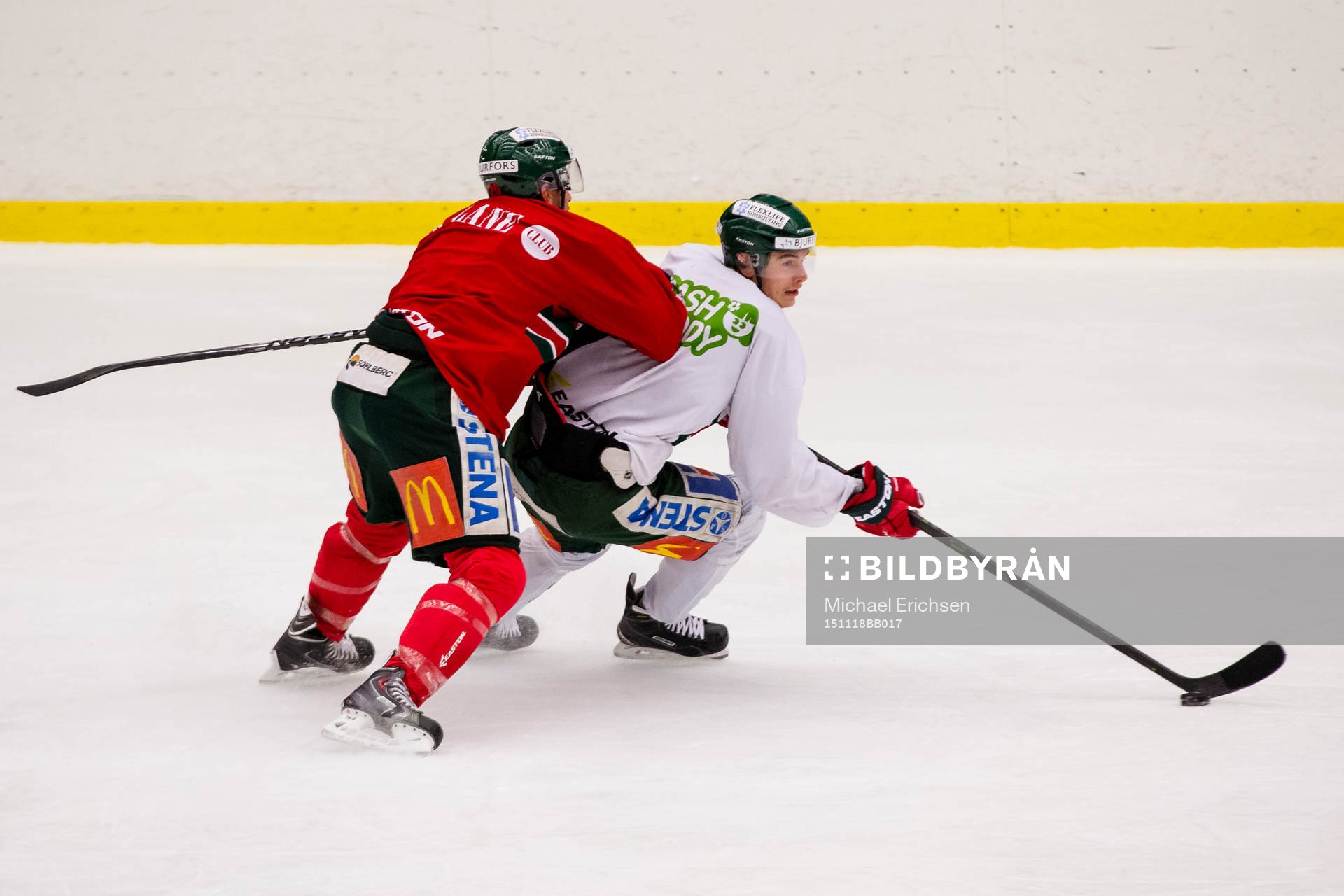 Frölundas Joel Lundqvist försöker stoppa Johan Sundström