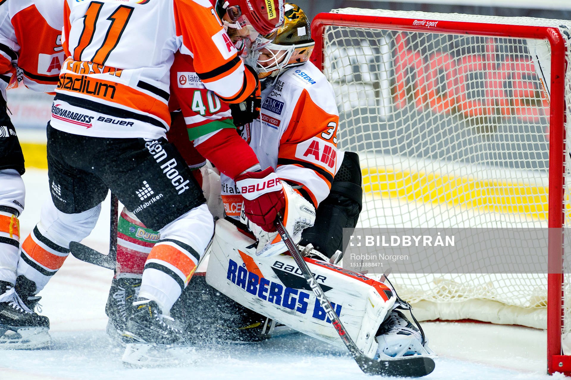 Modos Maxim Lapierre och Karlskronas målvakt Linus