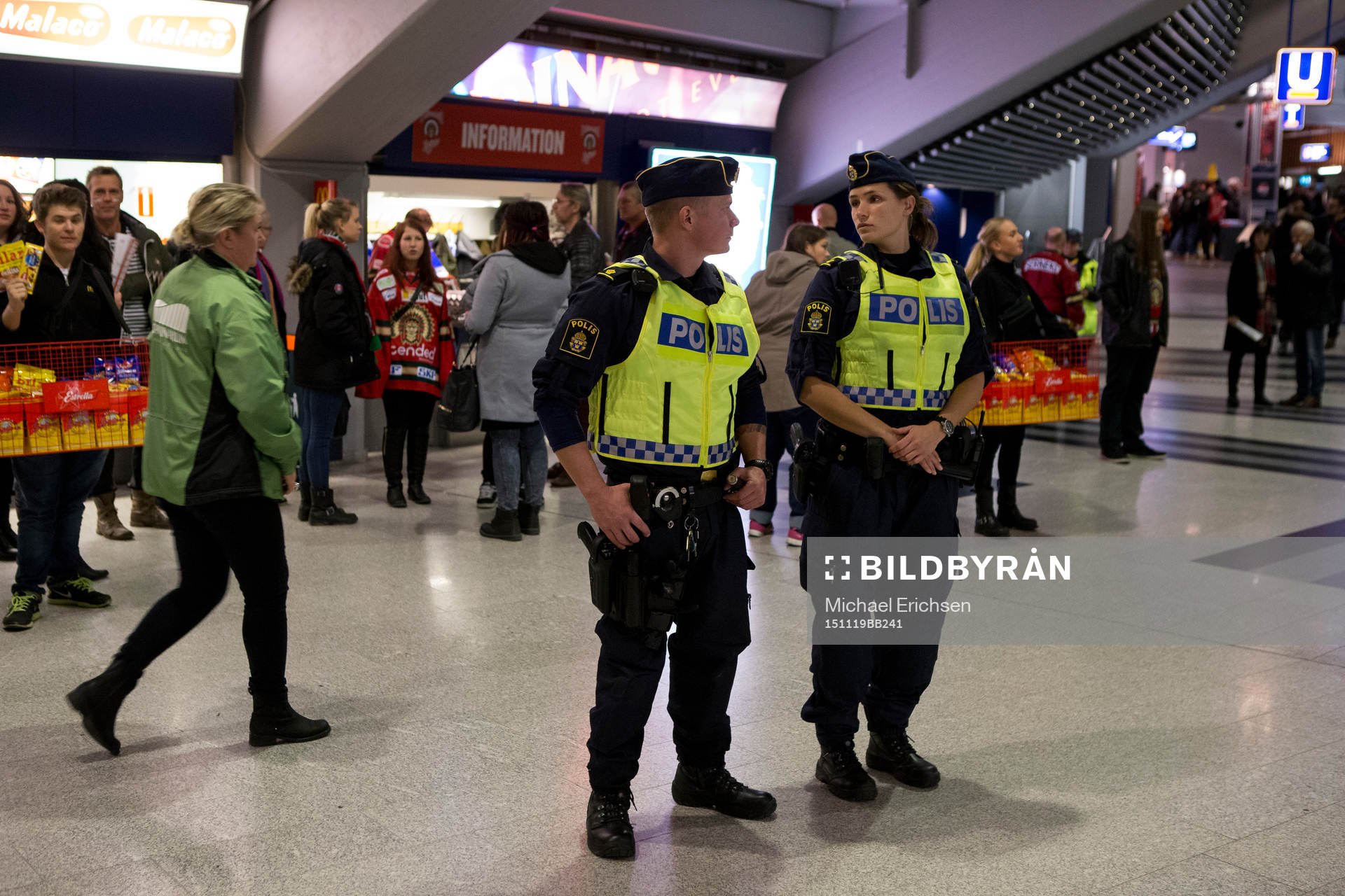 Poliser på plats innan en ishockeymatch i SHL mellan