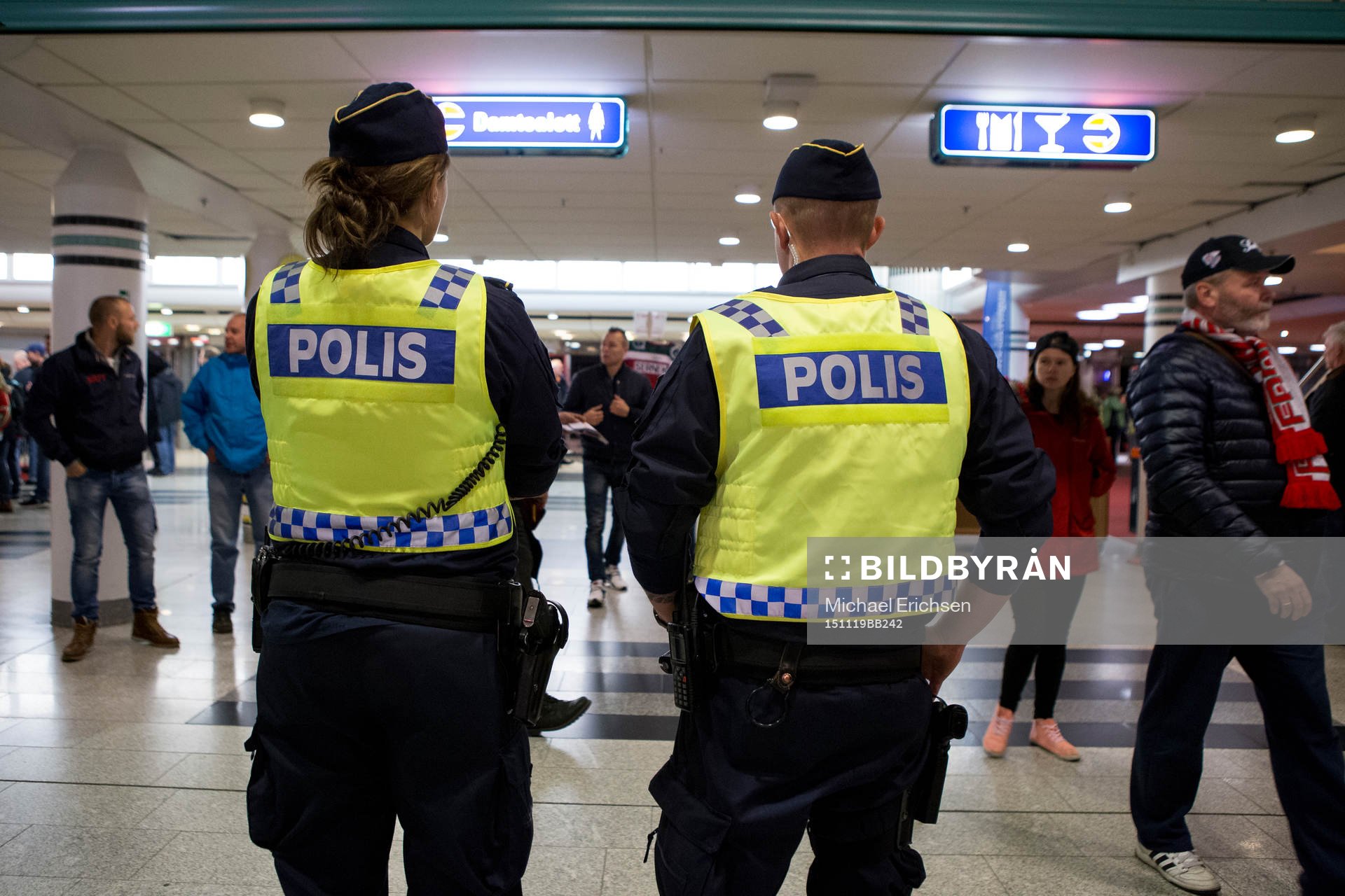 Poliser på plats innan en ishockeymatch i SHL mellan