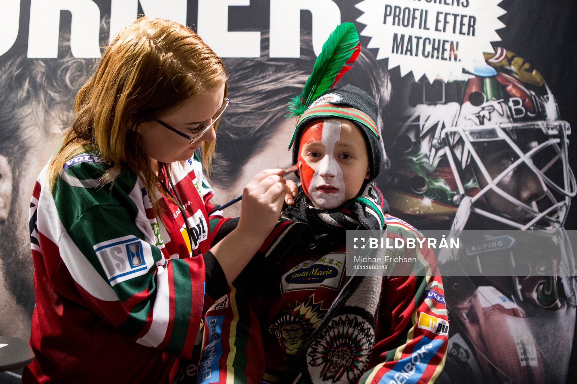 En ung Frölunda supporter får en ansiktsmålning innan en