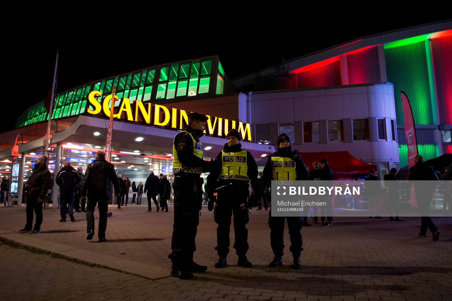 Extra poliser på plats innan en ishockeymatch i SHL mellan