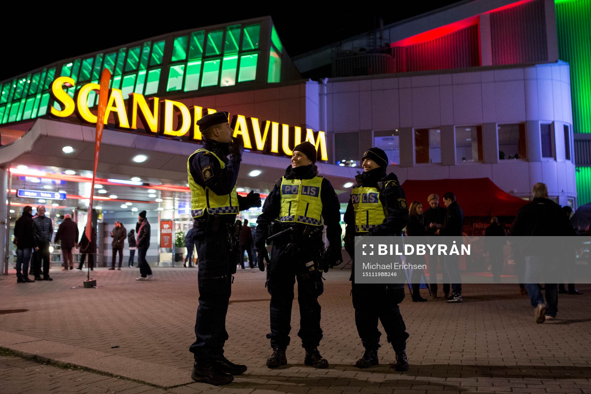 Extra poliser på plats innan en ishockeymatch i SHL mellan