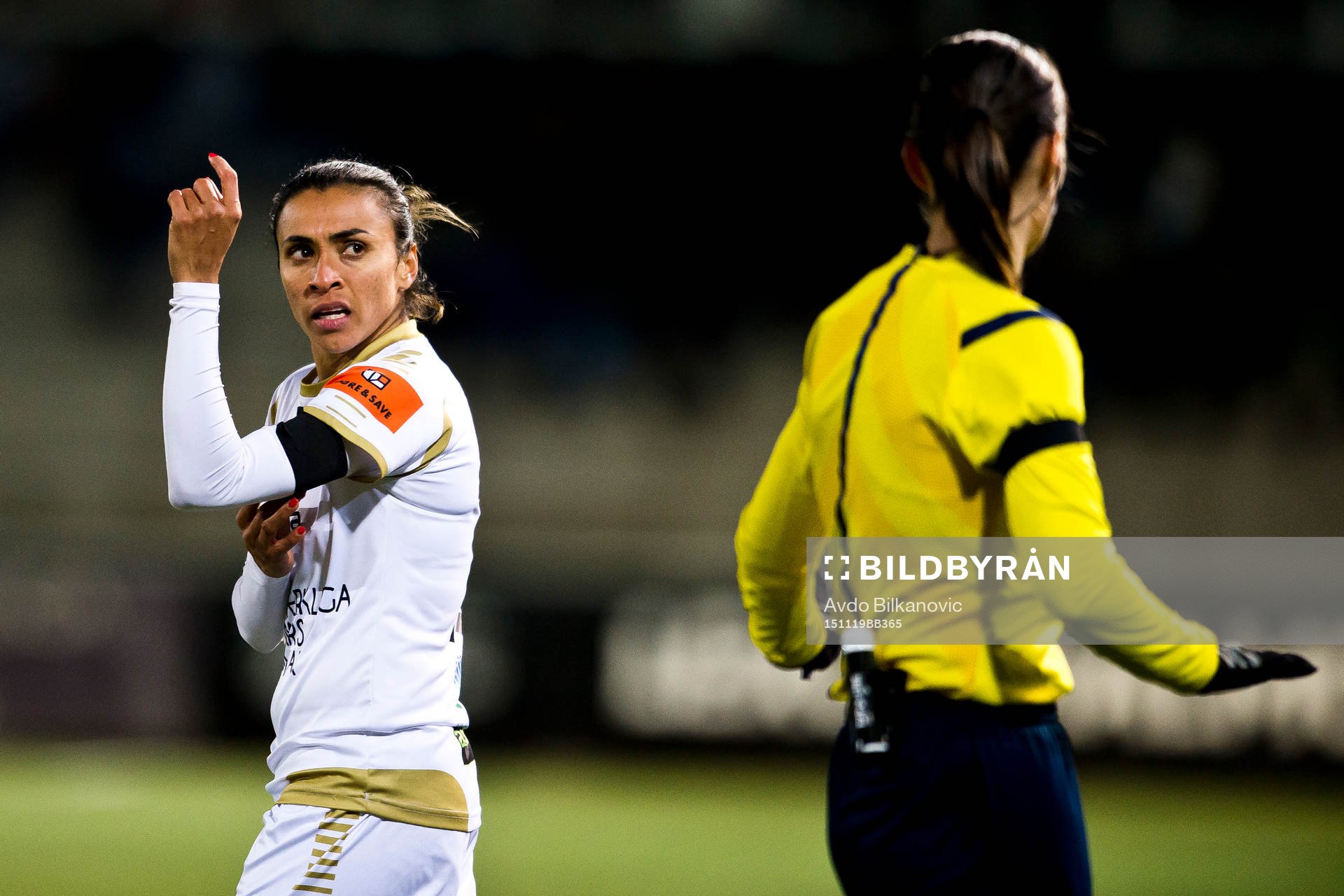 Rosengårds Marta Viera Da Silva i samtal med domare