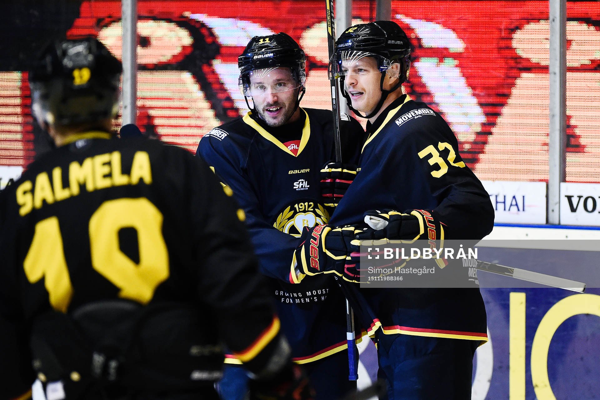 Brynäs Jesper Ollas (m) gör 1-1 och jublar med Anssi
