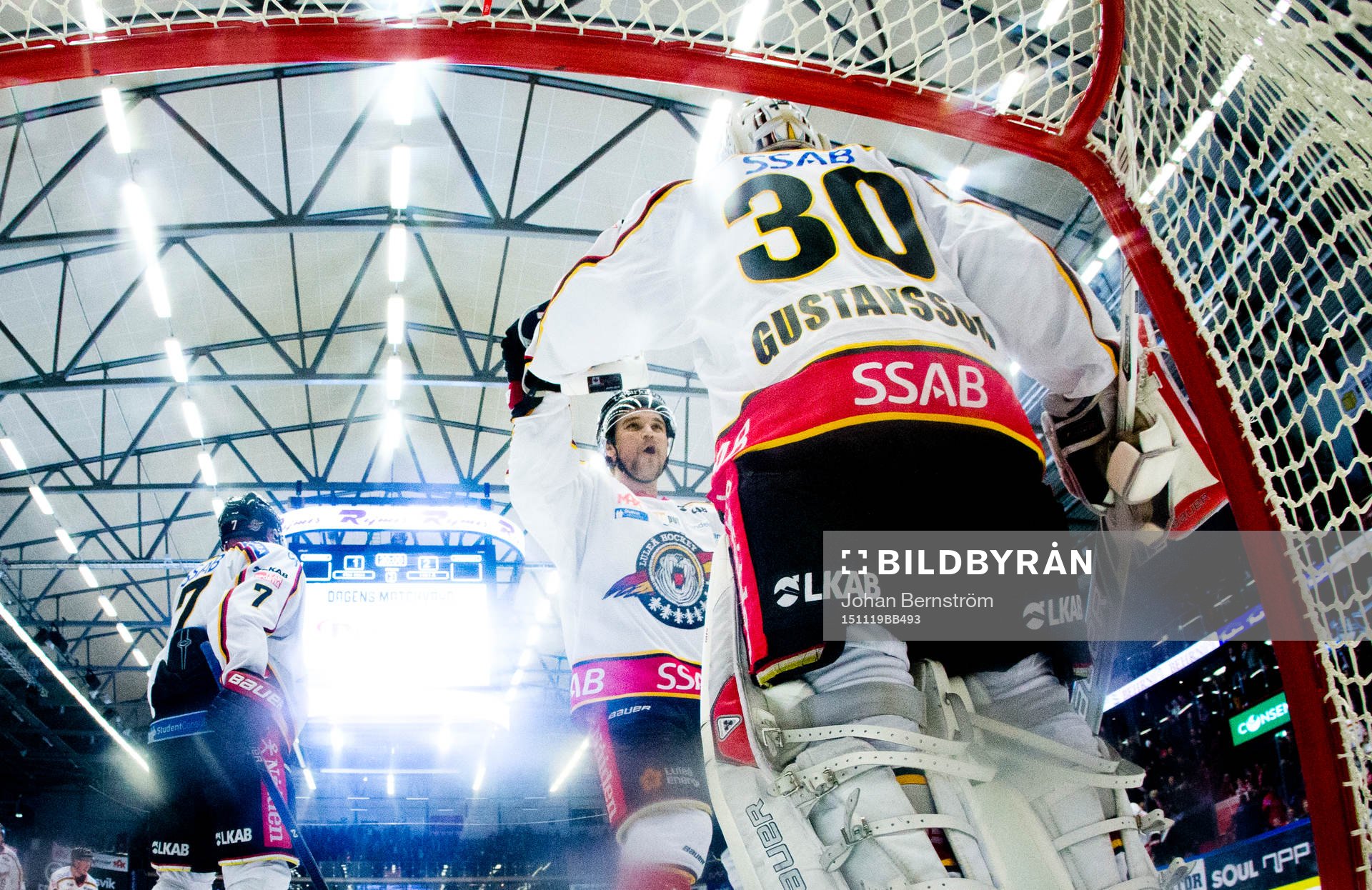 Jubel framför Luleås målvakt Filip Gustafsson