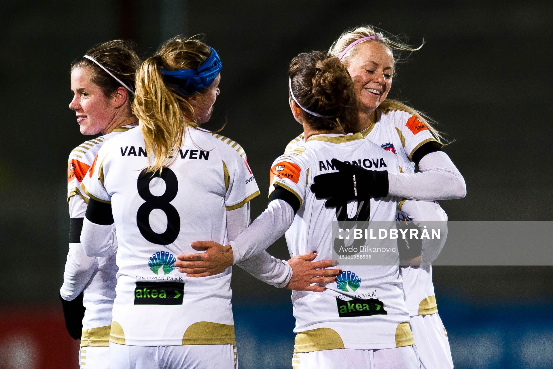 Rosengårds Natasa Andonova kramas av medspelare