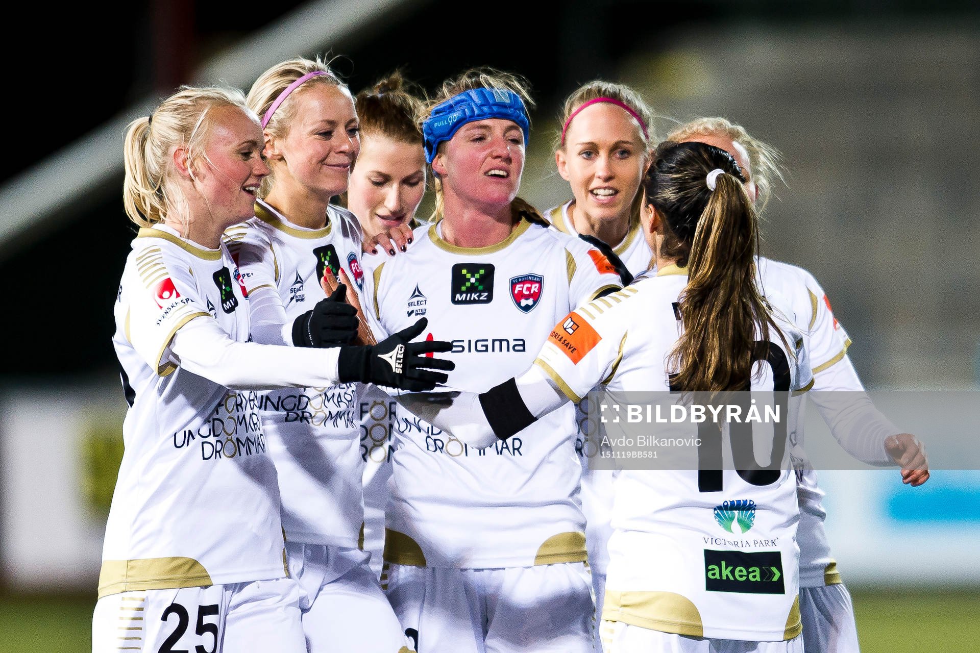 Rosengårds Marta Viera Da Silva grattas av medspelare