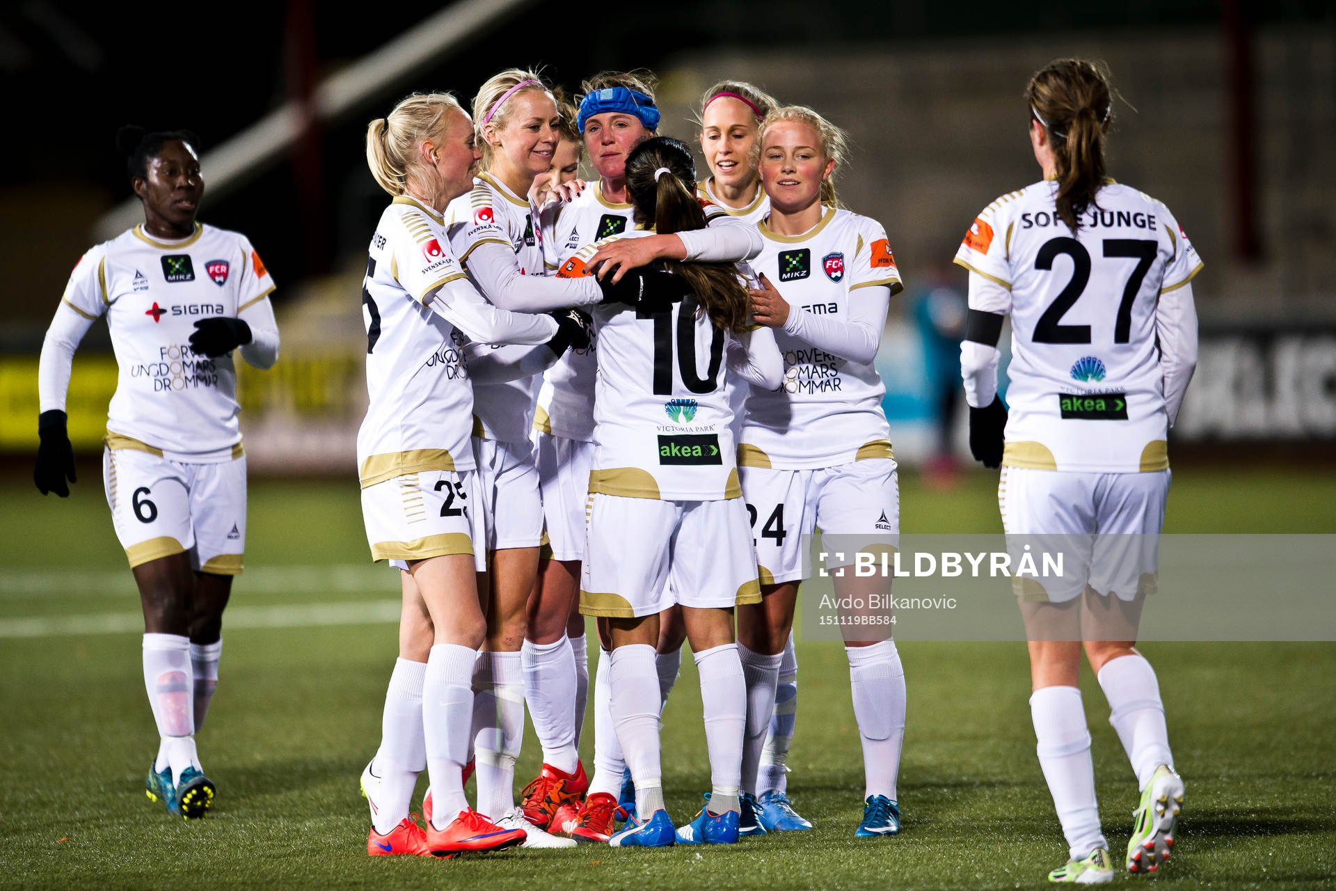 Rosengårds Marta Viera Da Silva grattas av medspelare