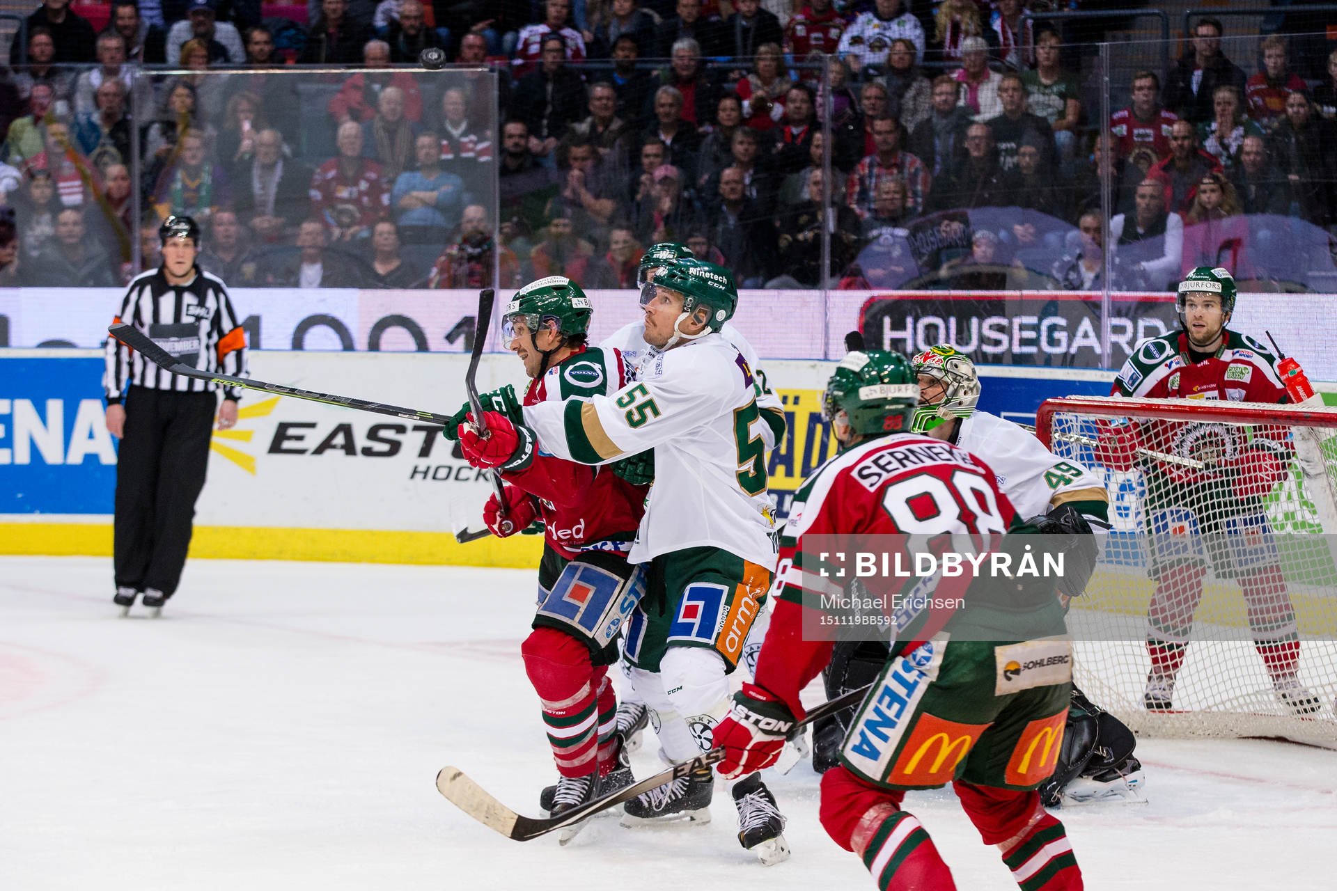 Frölundas Joel Lundqvist i kamp om pucken med Färjestads