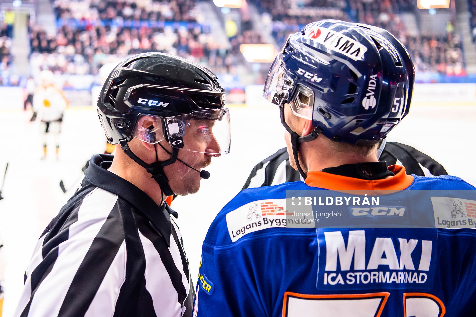 Domare Sören Persson pratar med Växjös Joey Crabb