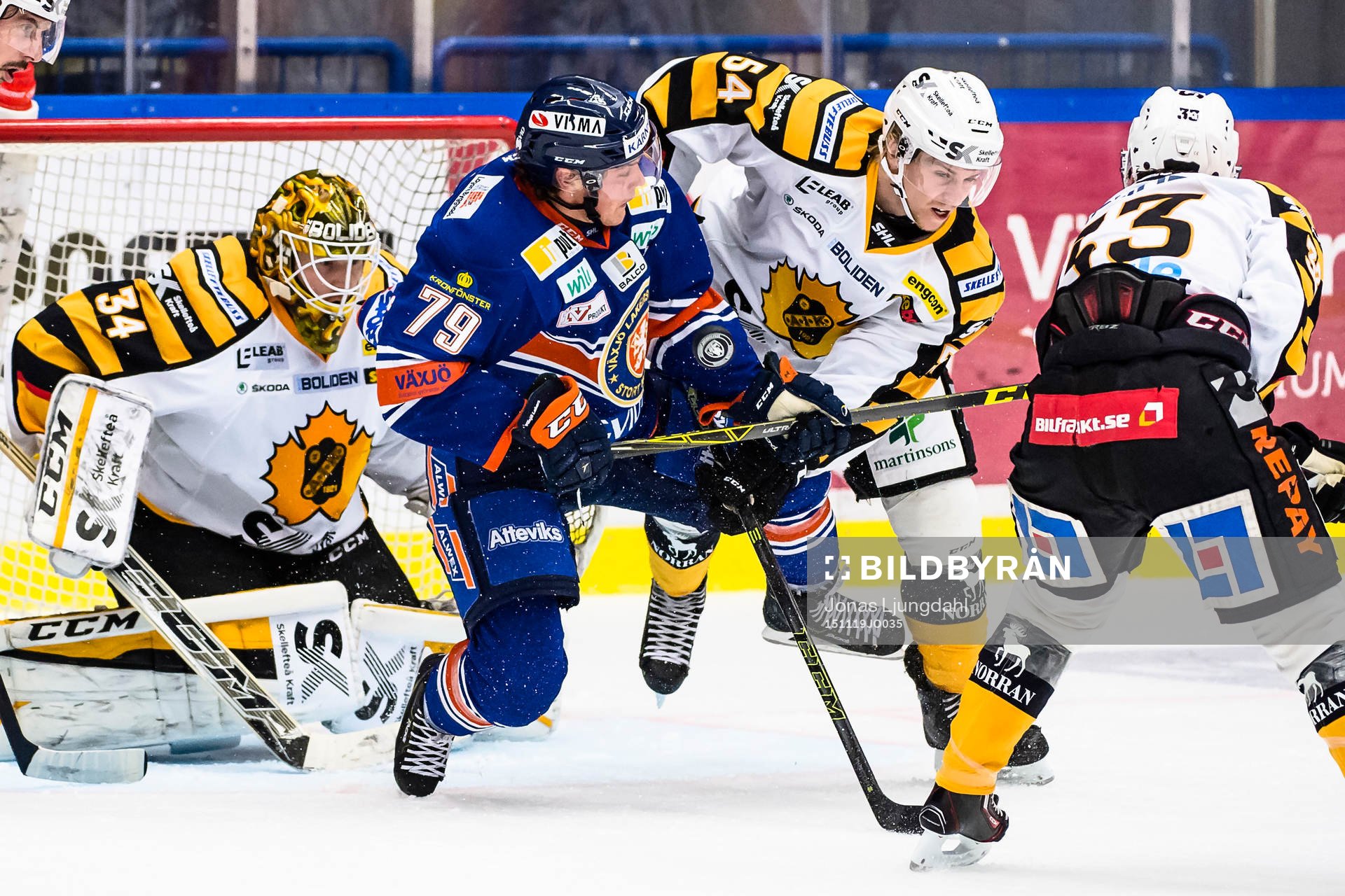 Växjös Patrik Lundh i kamp om pucken med Skellefteås