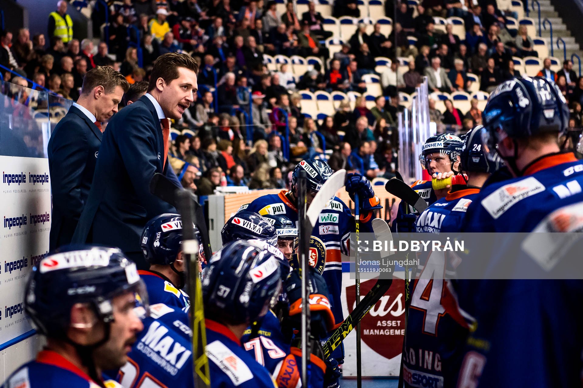 Växjös tränare Sam Hallam pratar med spelarna