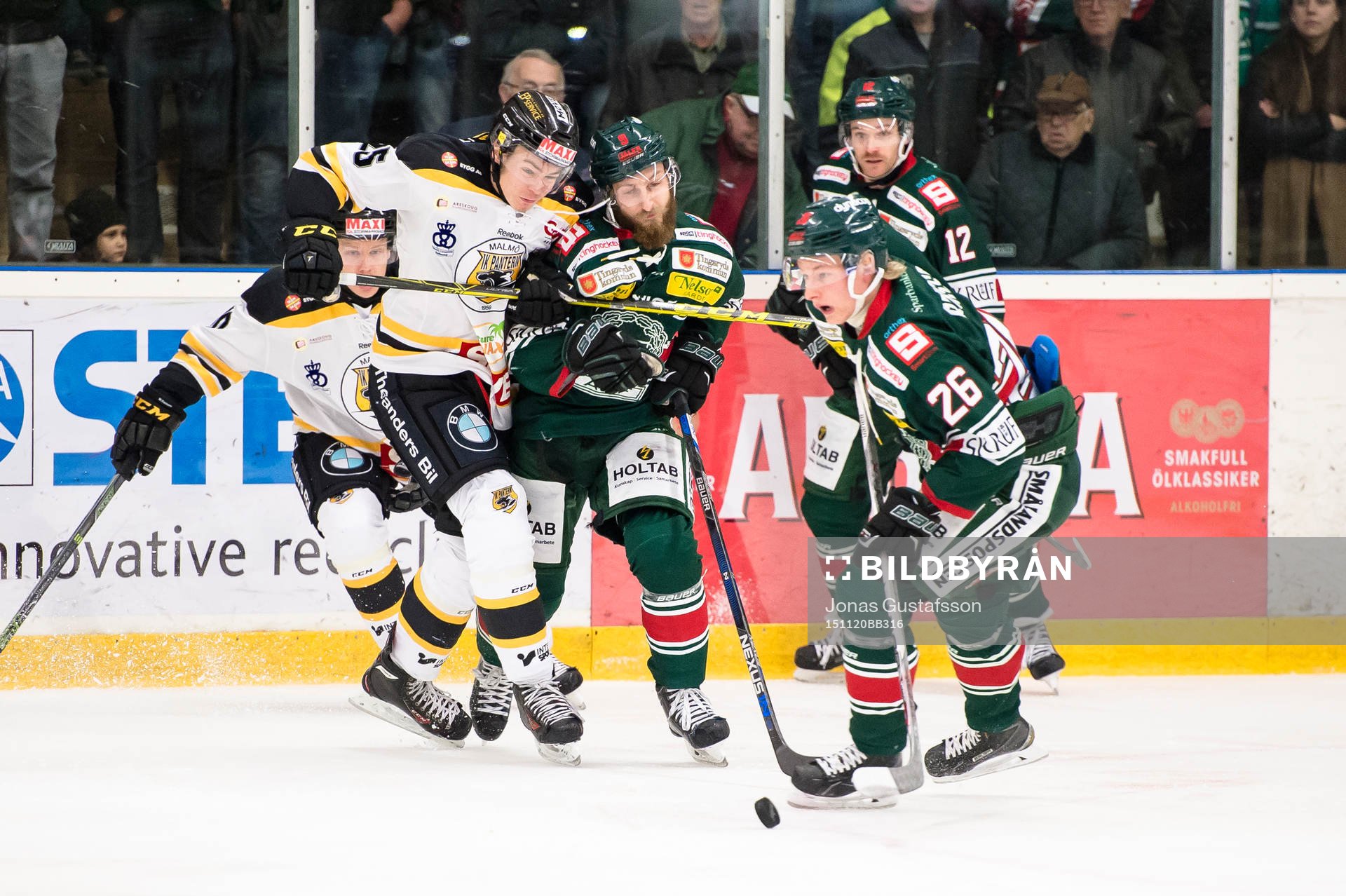 Tingsryds Adam Persson med pucken