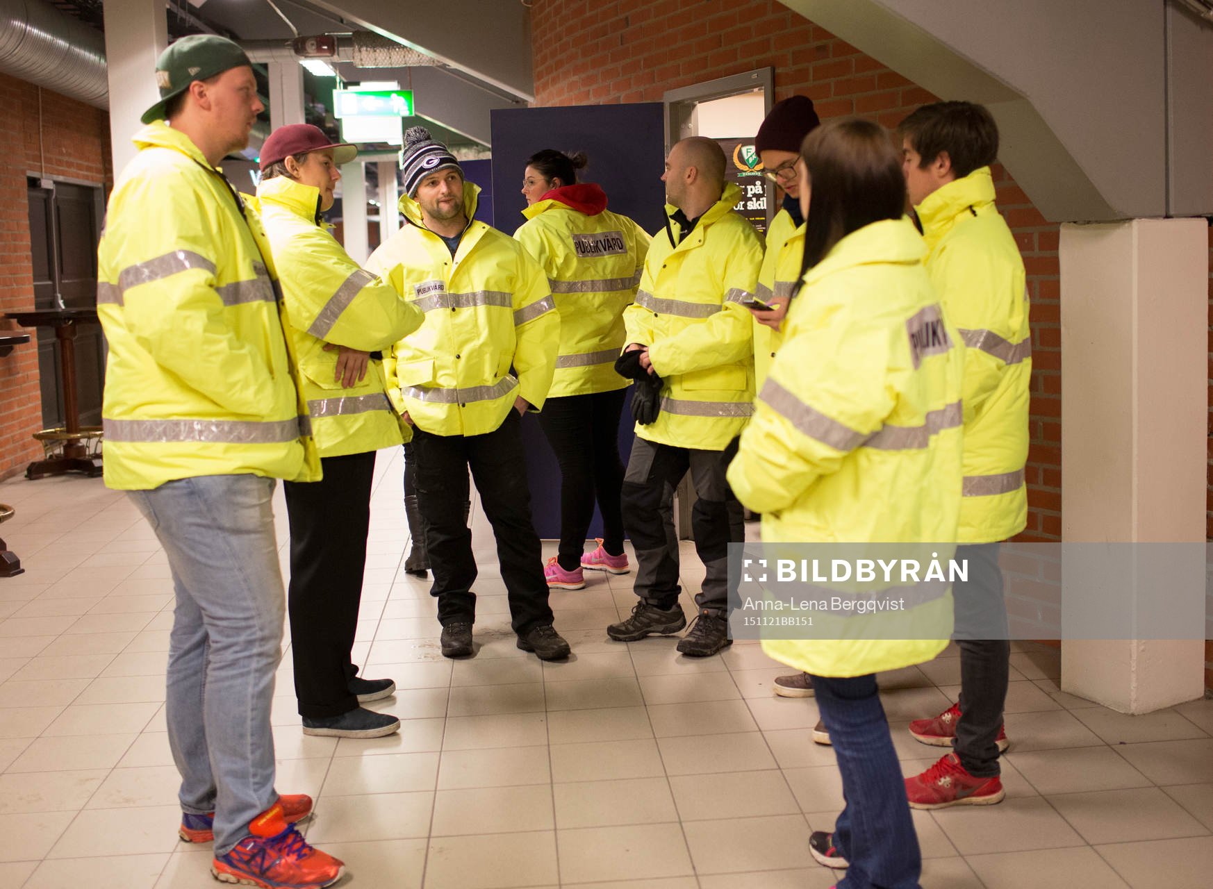 Publikvärdar samlas innan ishockeymatchen i SHL mellan