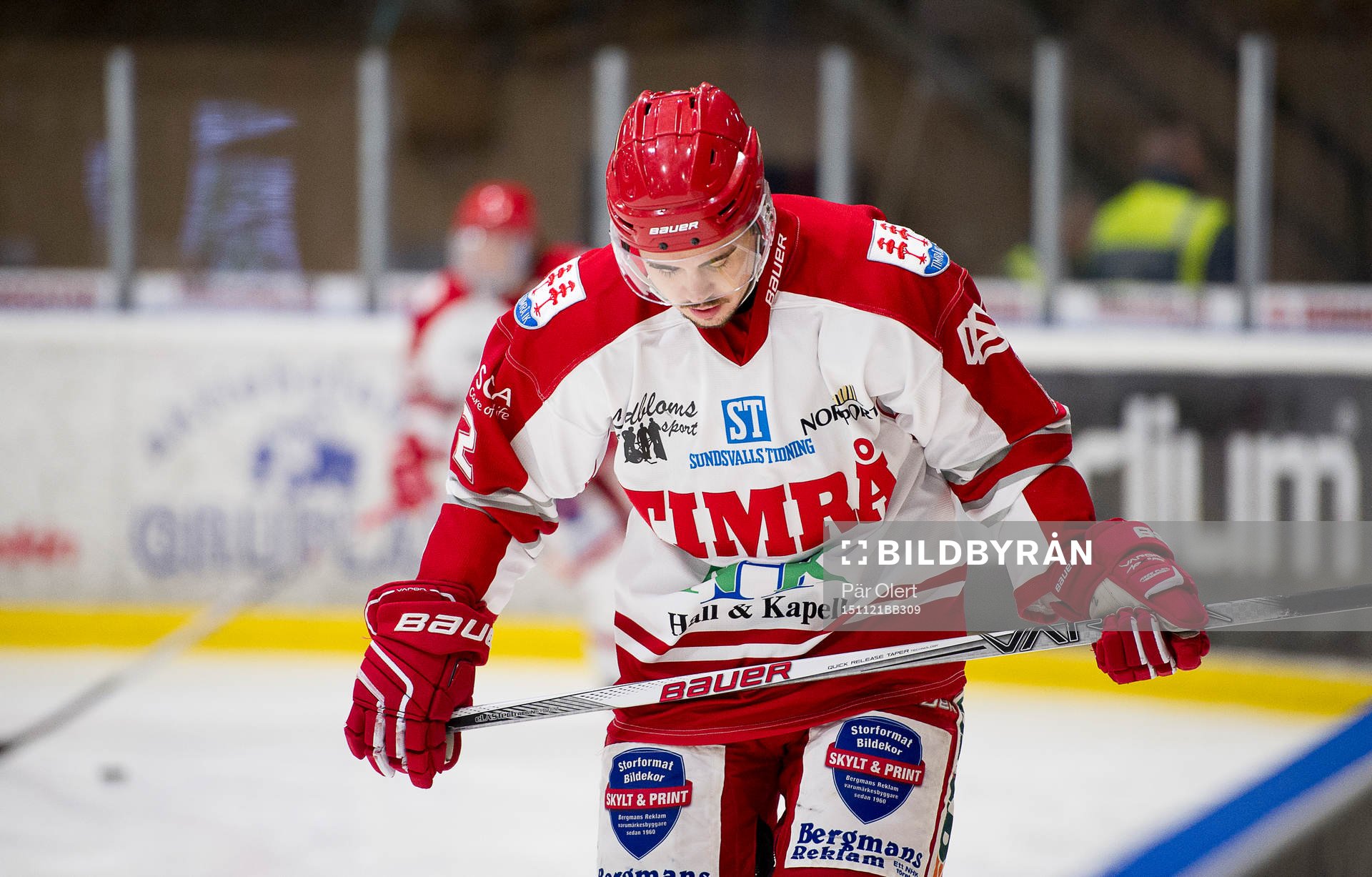 Timrås Jens Westin värmer upp innan ishockeymatchen i