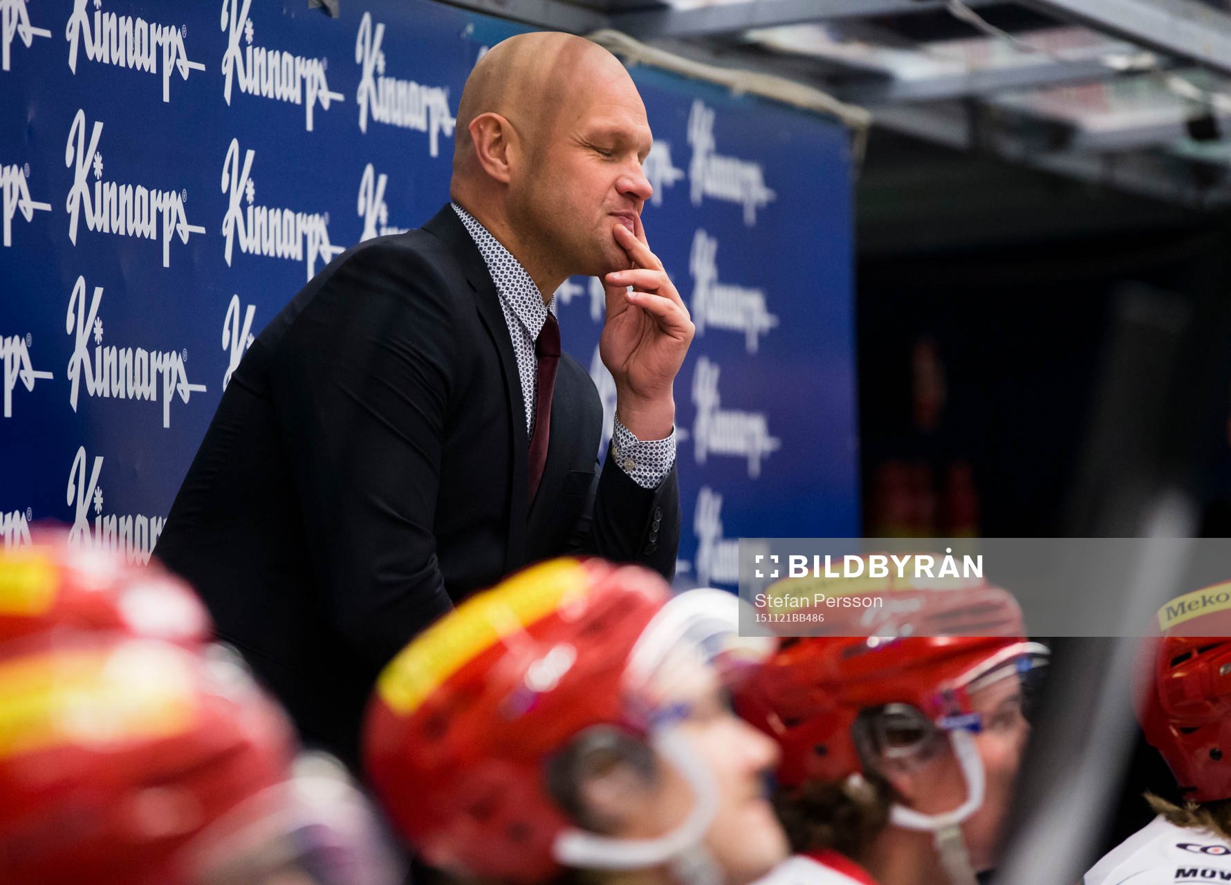 Modos tränare Andreas Johansson ser deppig ut