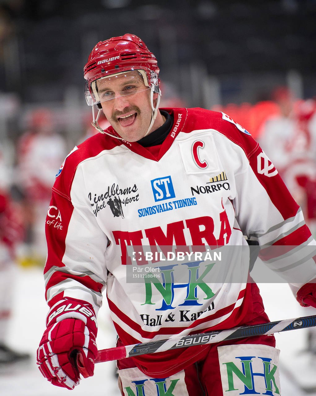 Timrås Per Hallin värmer upp innan ishockeymatchen i