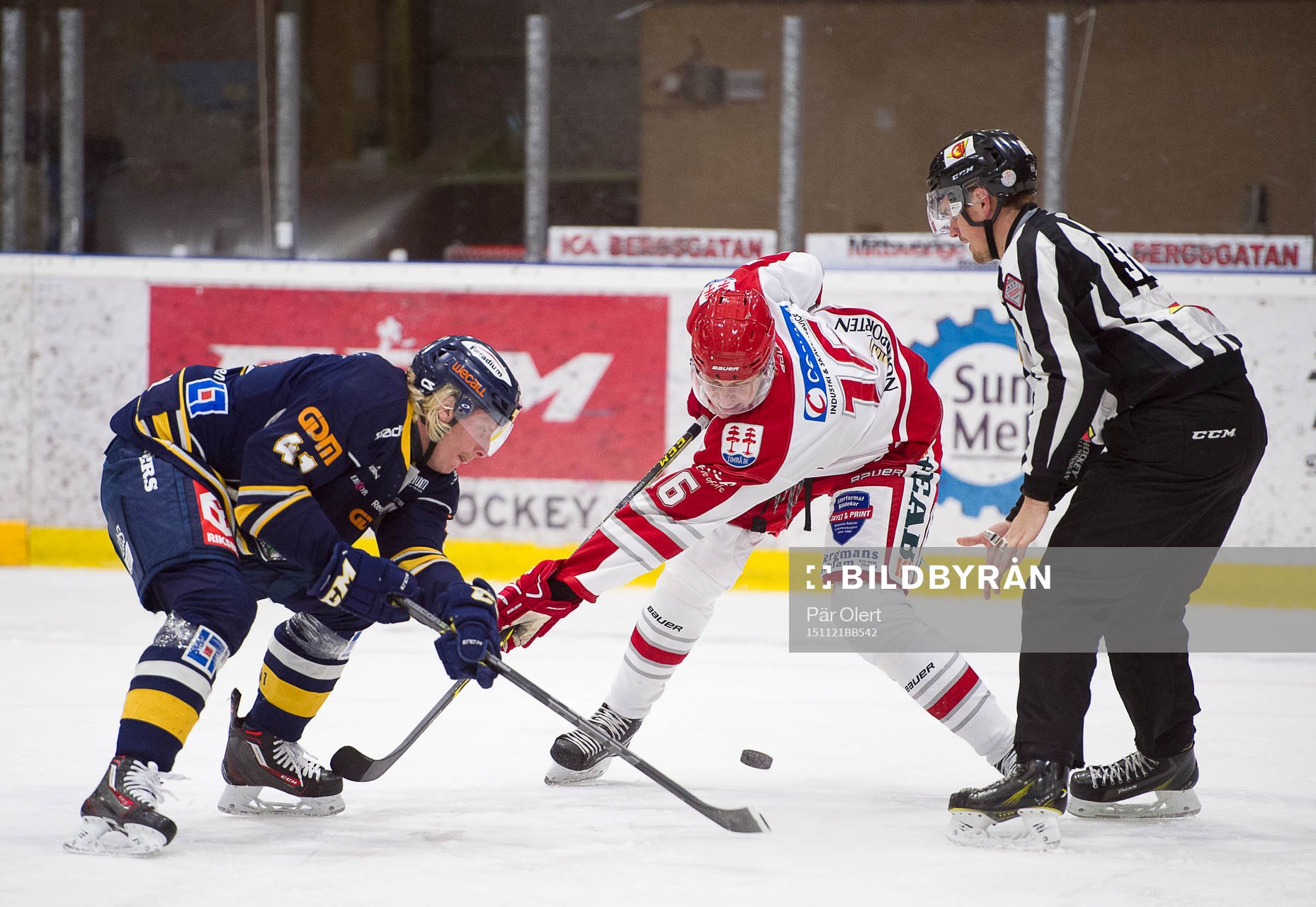 Timrås Filip Fällman tekar mot Sundsvalls Mathias Månsson