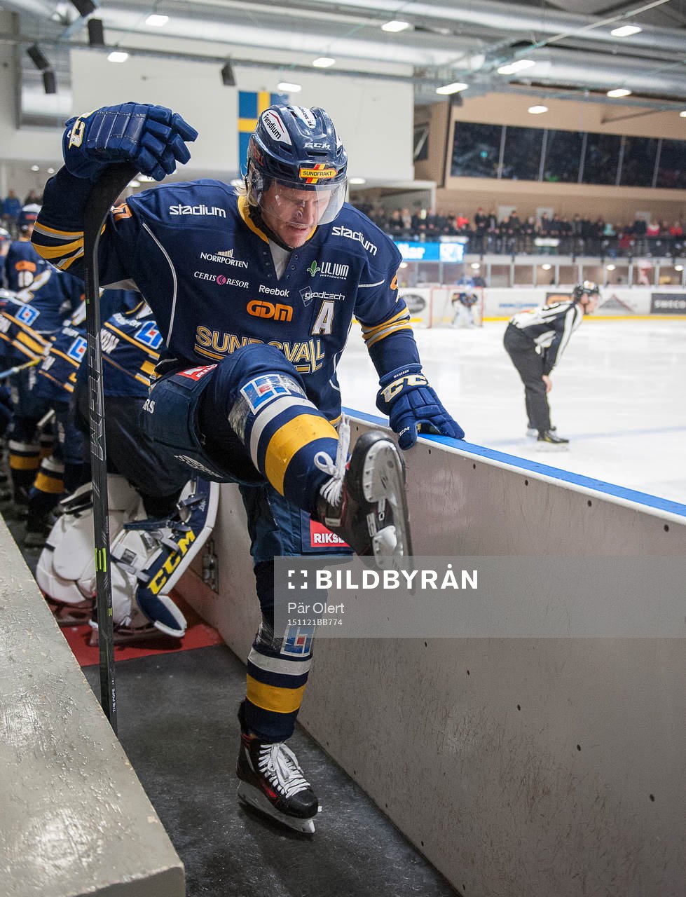 Sundsvalls Mathias Månsson värmer upp innan