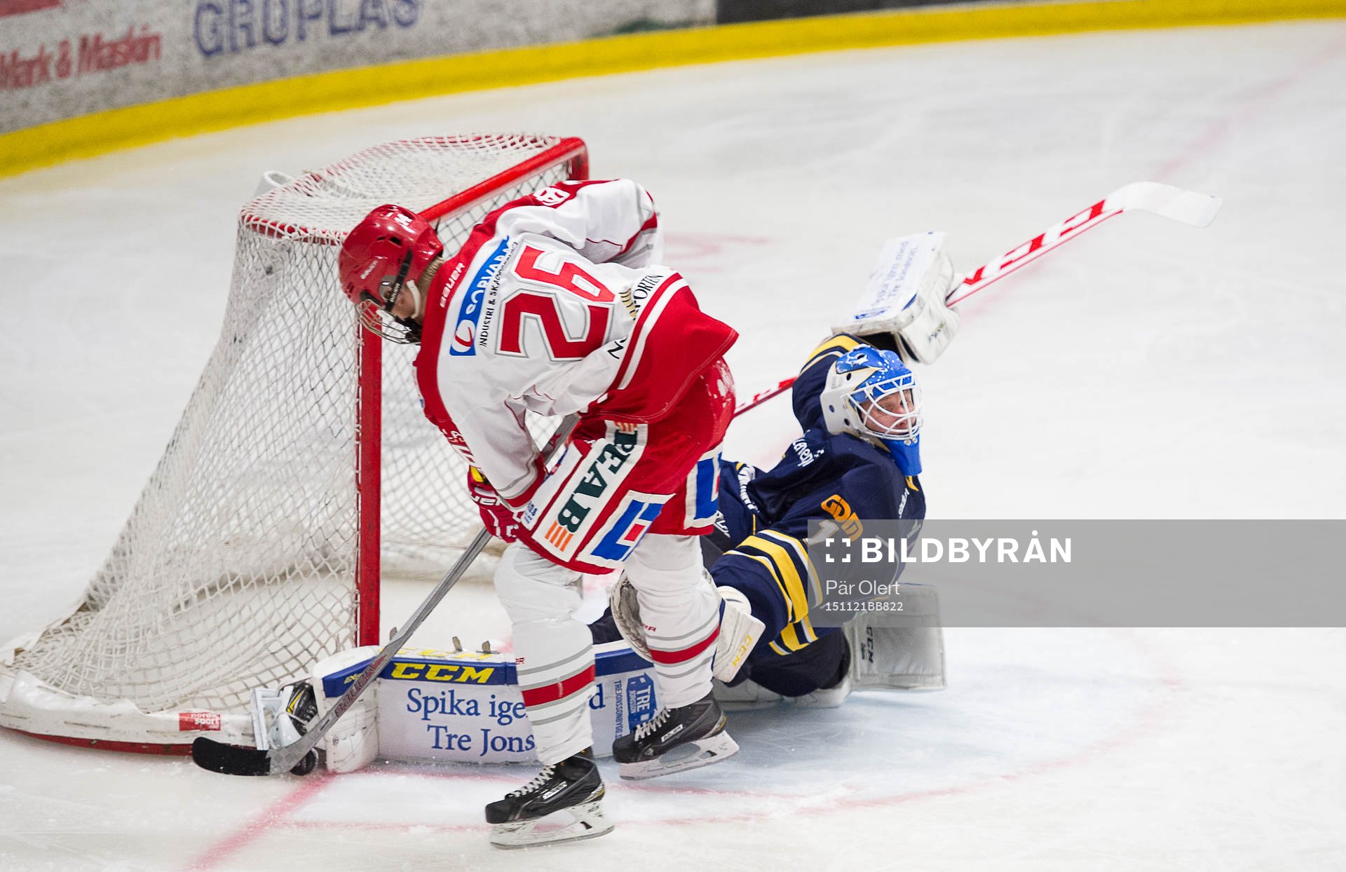 Sundsvall målvakt Magnus Åkerlund räddar friläge för