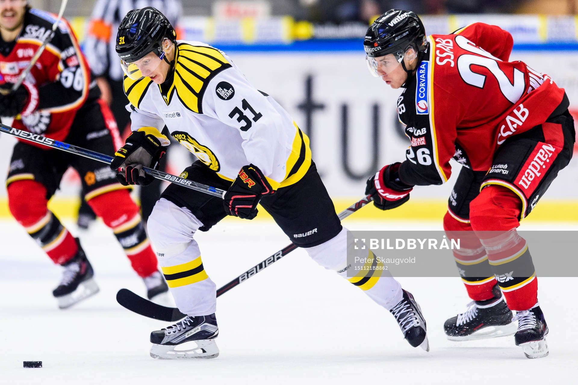 Brynäs Daniel Mannberg jagas av Luleås Peter Cehlarik
