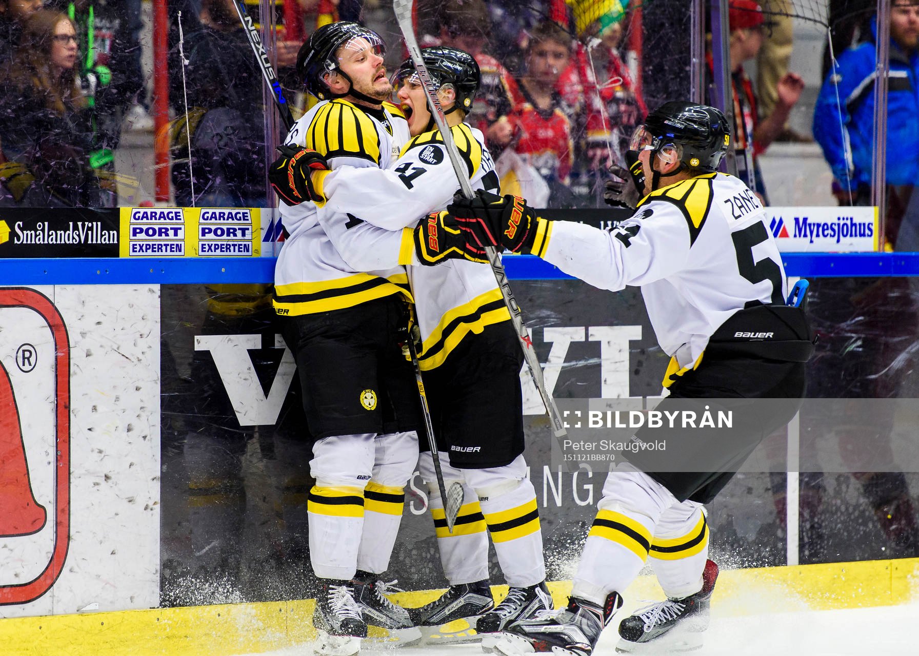 Brynäs Daniel Mannberg(m) kramar om Jesper Ollas(v)