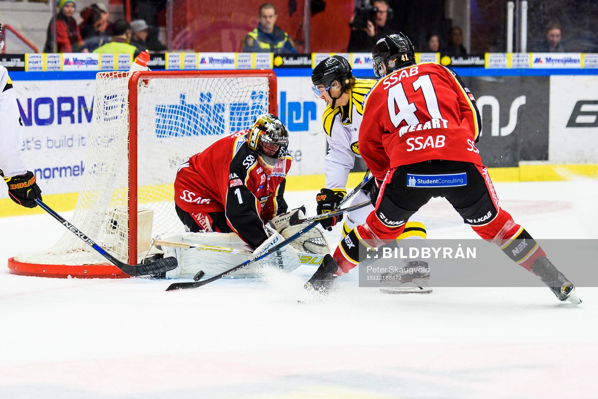Brynäs Adam Brodecki får en chans framför Luleås
