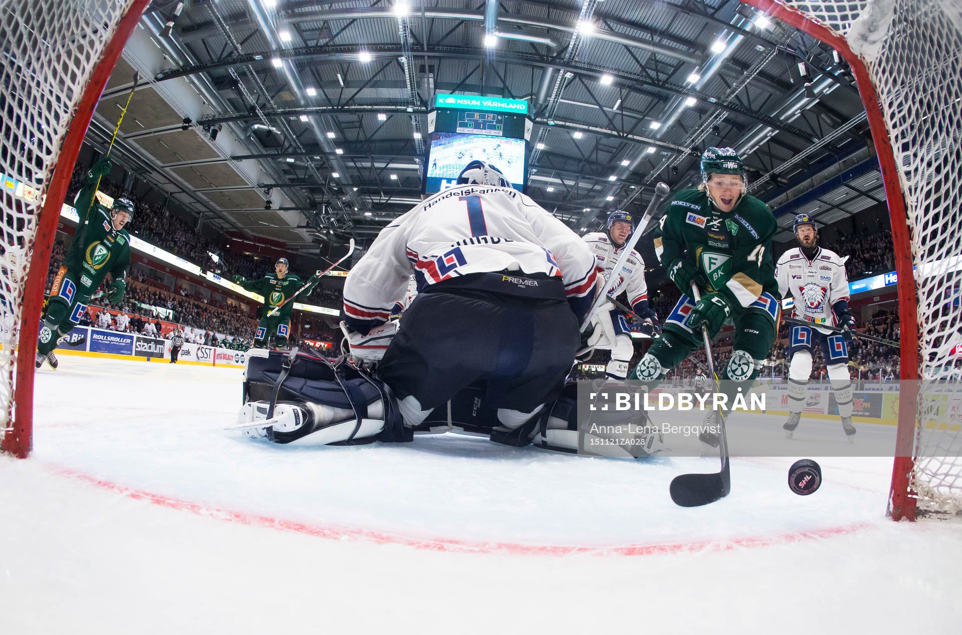 Färjestads Rasmus Asplund ser pucken gå in i mål bakom