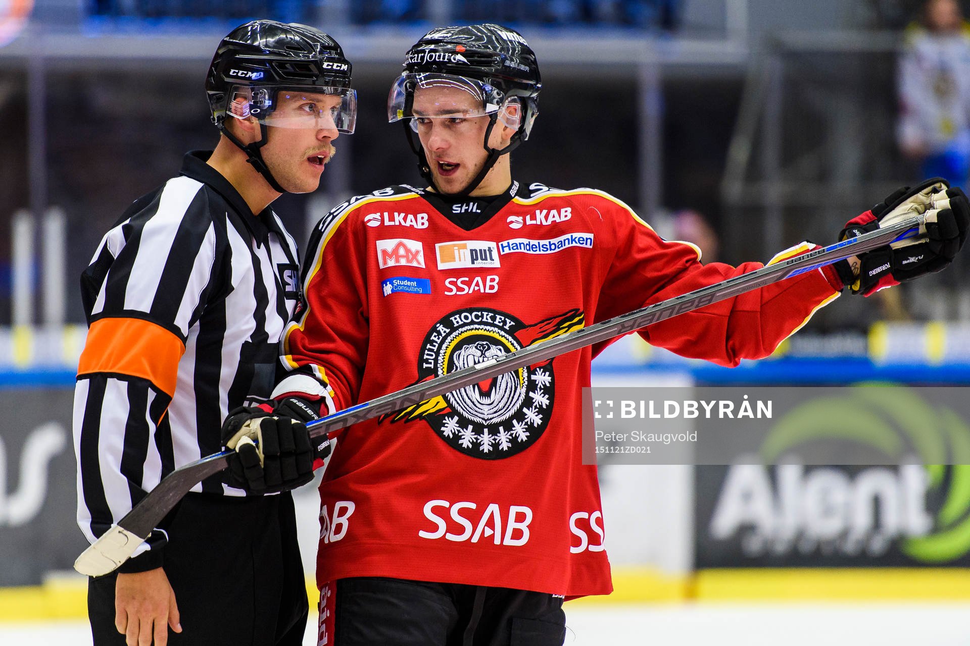 Luleås Johan Forsberg pratar med Domare Andreas Hamebring