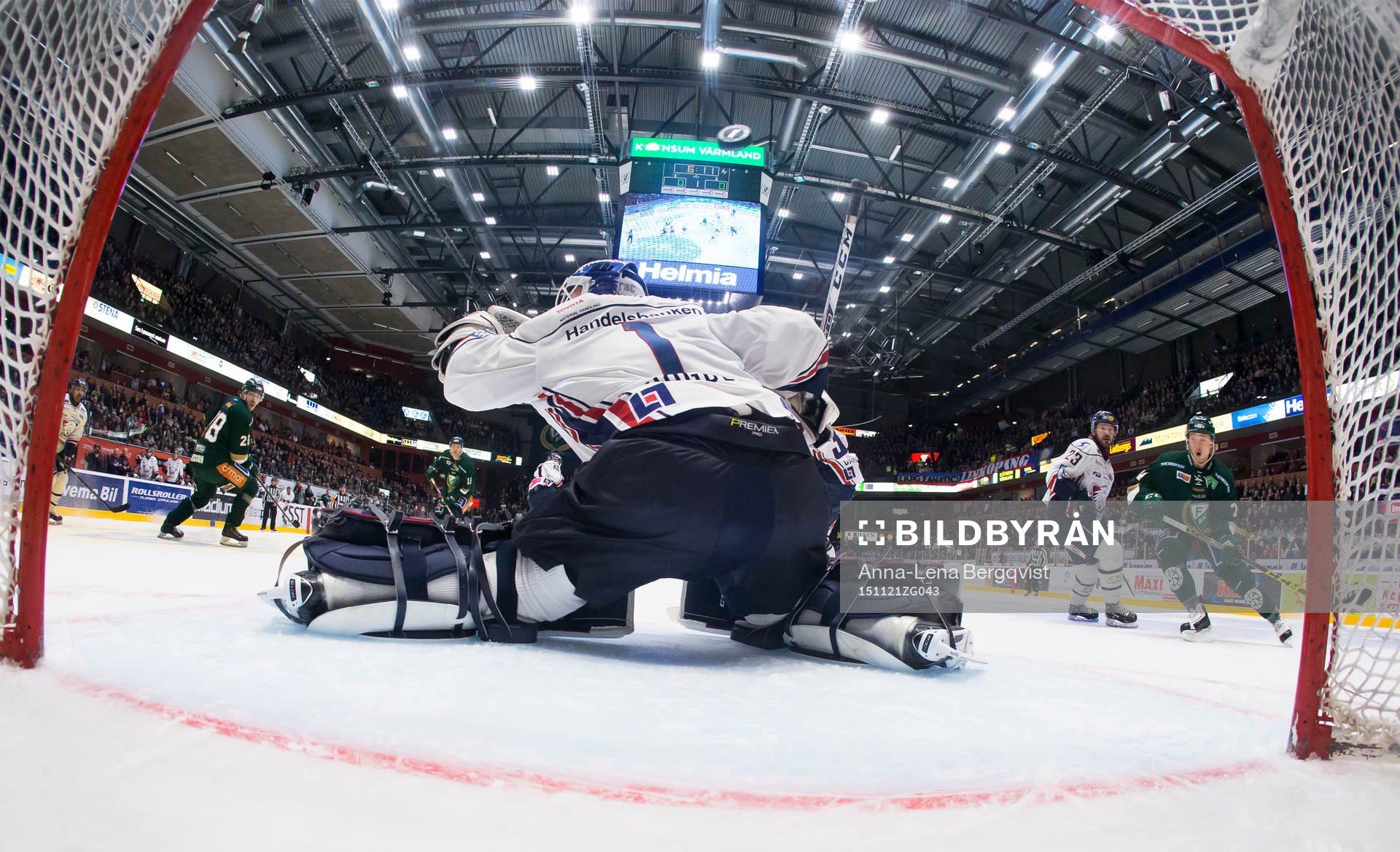 Färjestads Rasmus Asplund ser pucken gå in i mål bakom