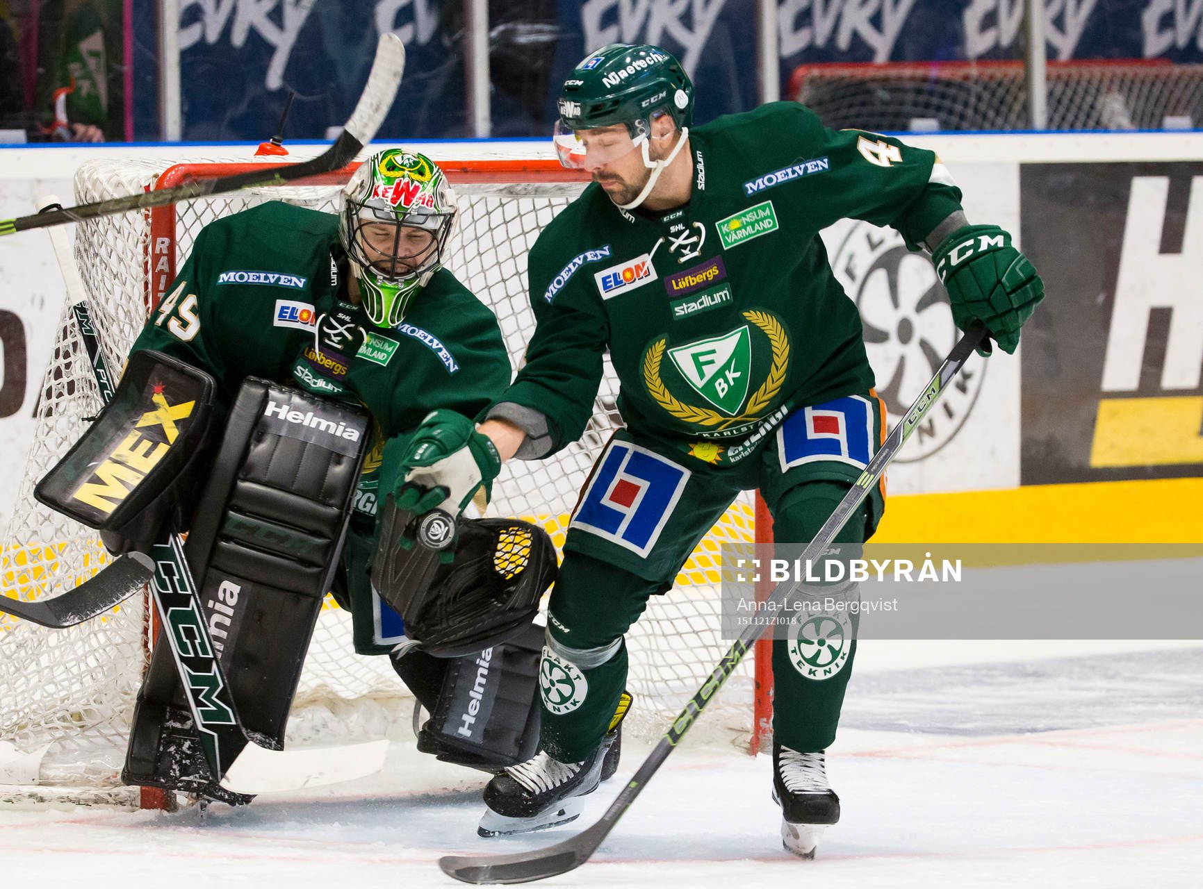 Linköpings Jonas Junland pressar medan Färjestads