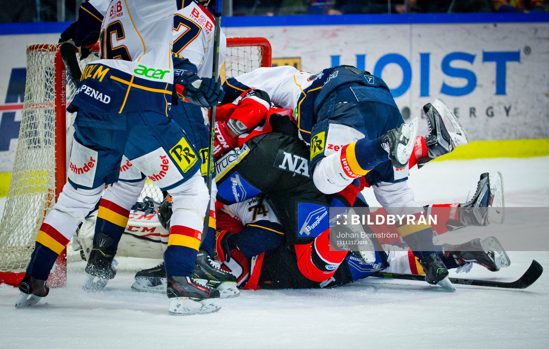 Örebros Johan Adolfsson blir nerbrottad framför