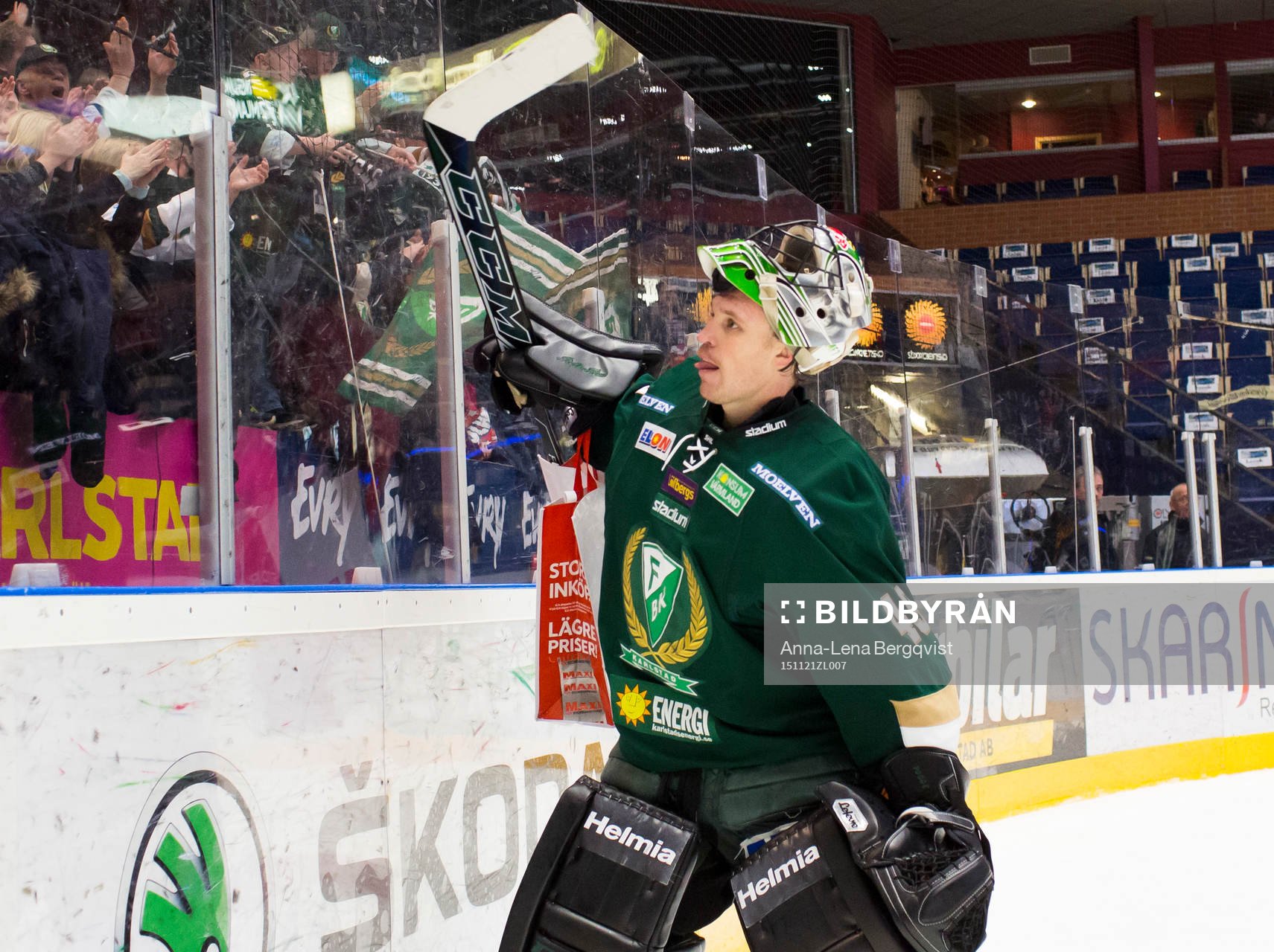 Färjestads målvakt Justin Pogge firar segern med
