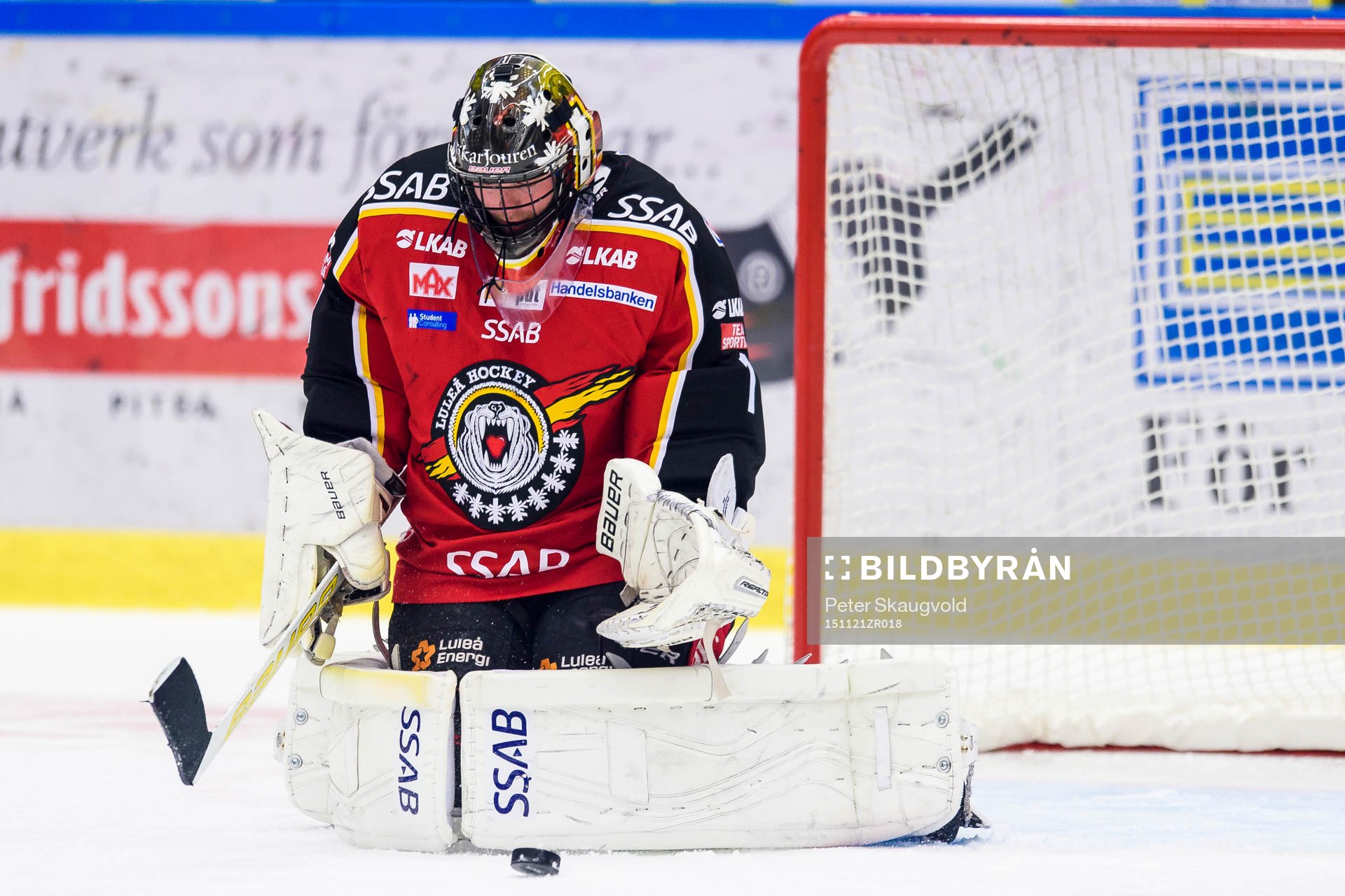 Luleås målvakt Daniel Larsson räddar ett skott