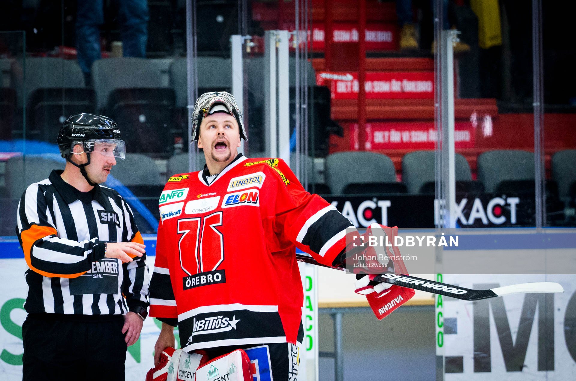 Örebros målvakt Julius Hudacek i diskussion med Domare
