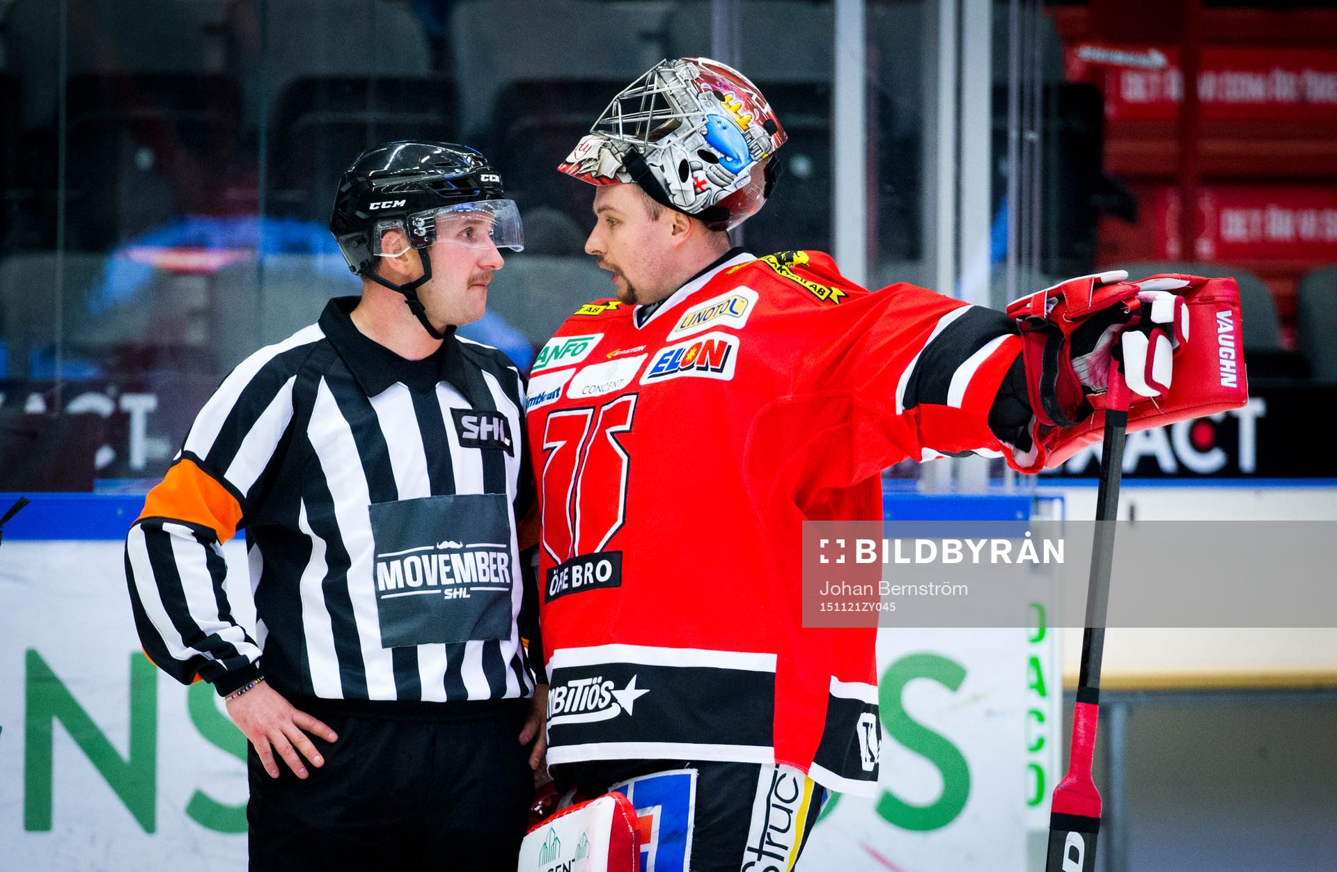 Örebros målvakt Julius Hudacek i diskussion med Domare