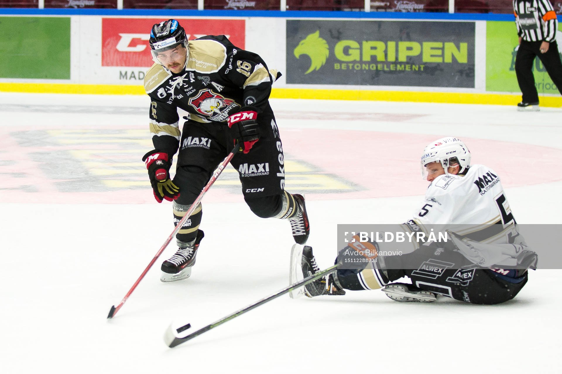 Malmö Redhawks  Magnus Häggström kommer förbi Växjös