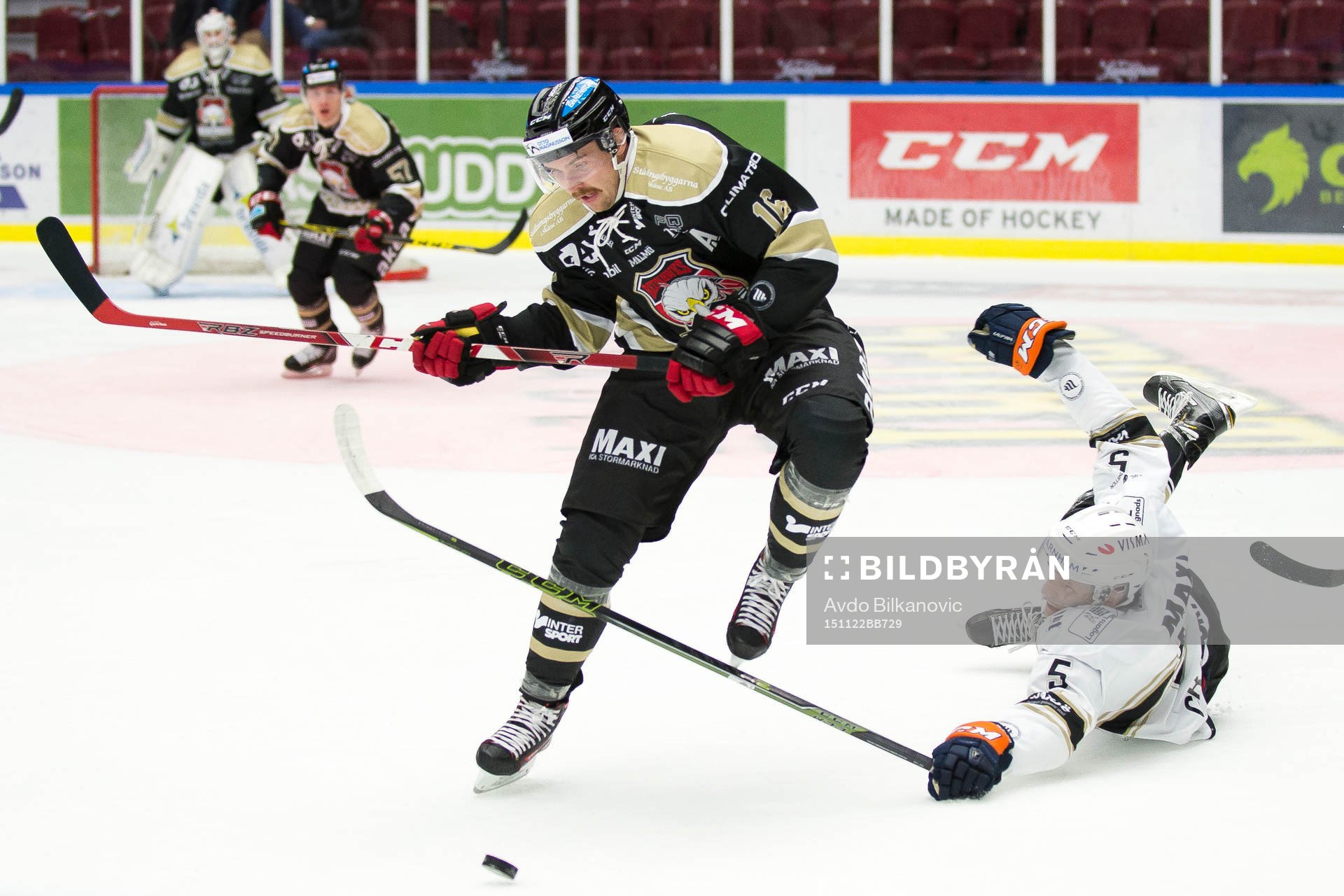 Malmö Redhawks  Magnus Häggström kommer förbi Växjös